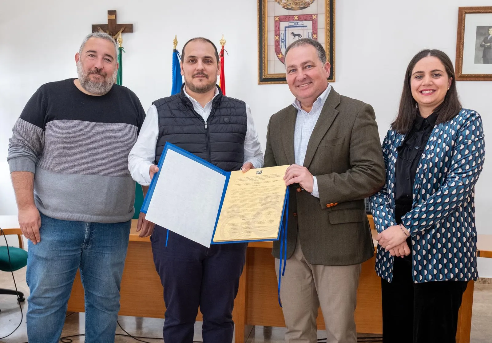 David Toscano, presidente de la Diputación de Huelva, hizo entrega de la declaración institucional por la que Adamuz recibirá la medalla de oro del ente provincial a su alcalde Rafael Moreno