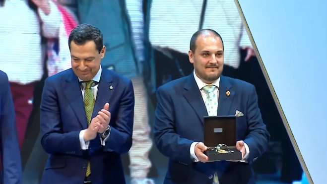 Rafael Moreno Reyes, alcalde de Adamuz, recibió la medalla de oro de Andalucía. Foto: Junta de Andalucía