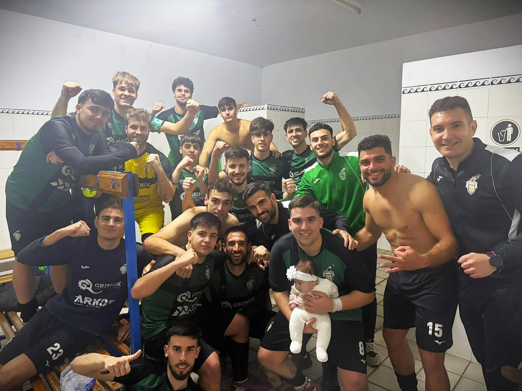 Celebración de la A.D.F.B. Bujalance tras su último partido