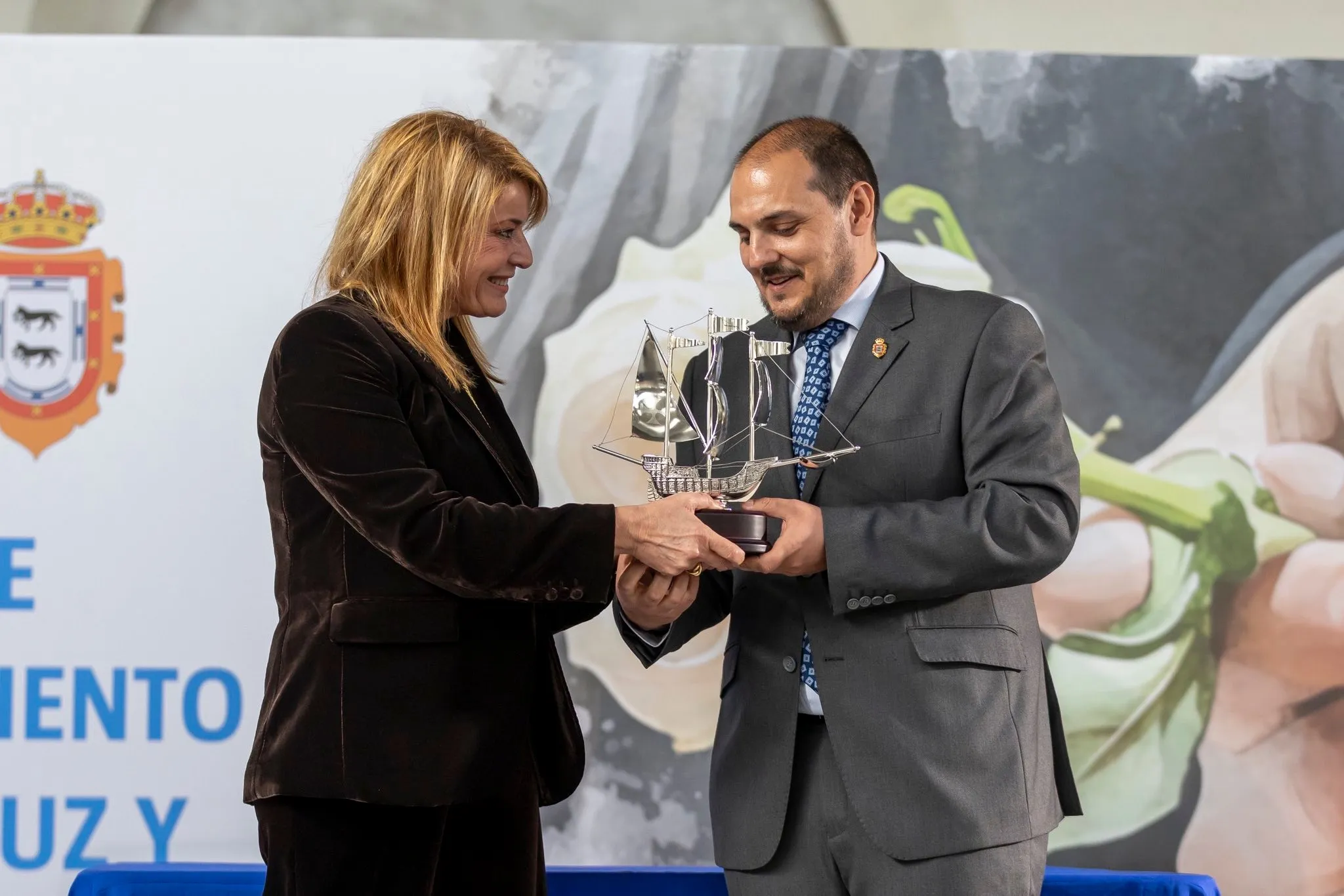 La alcaldesa de Huelva, Pilar Miranda, y el alcalde de Adamuz, Rafael Ángel Moreno, durante el acto del hermanamiento entre ambos municipios. Foto: Ayuntamiento de Huelvat