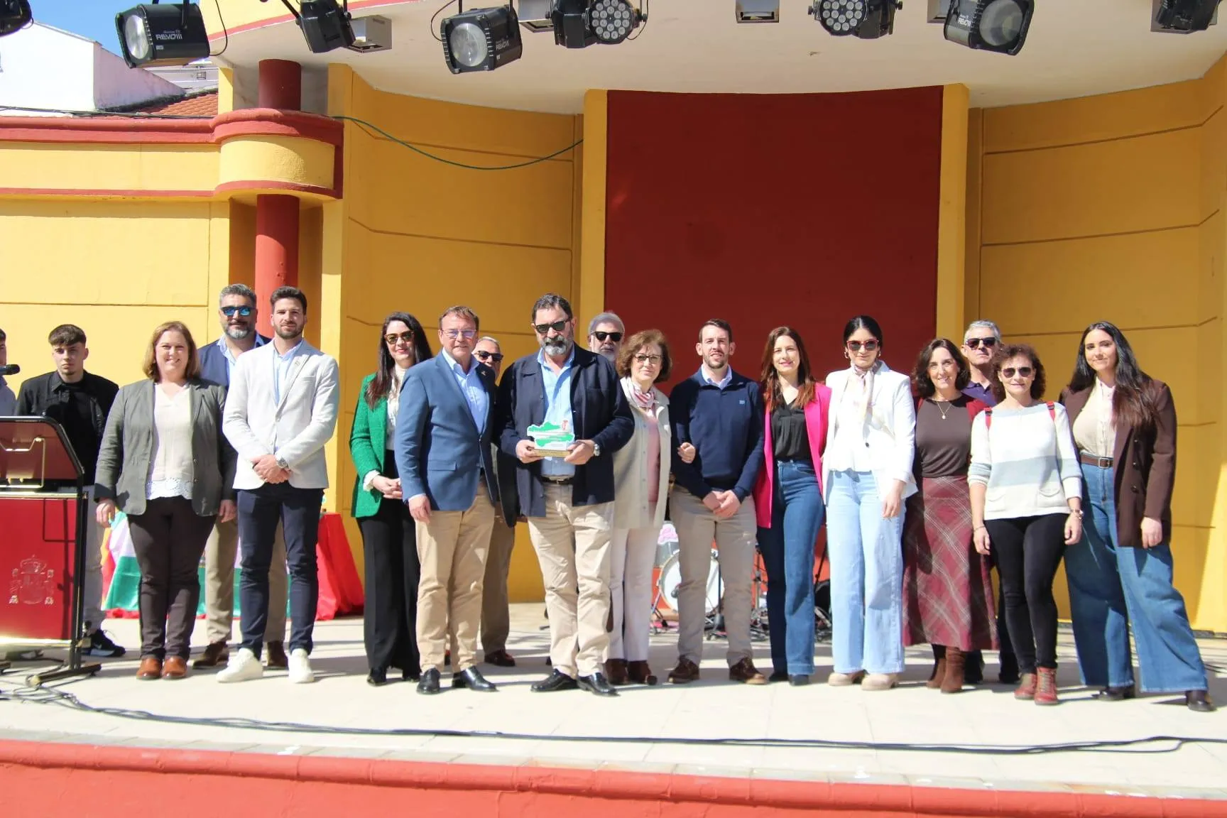 Representantes municipales y vecinos de Villafranca de Córdoba durante el acto de reconocimiento por su colaboración en el accidente ferroviario de Adamuz.