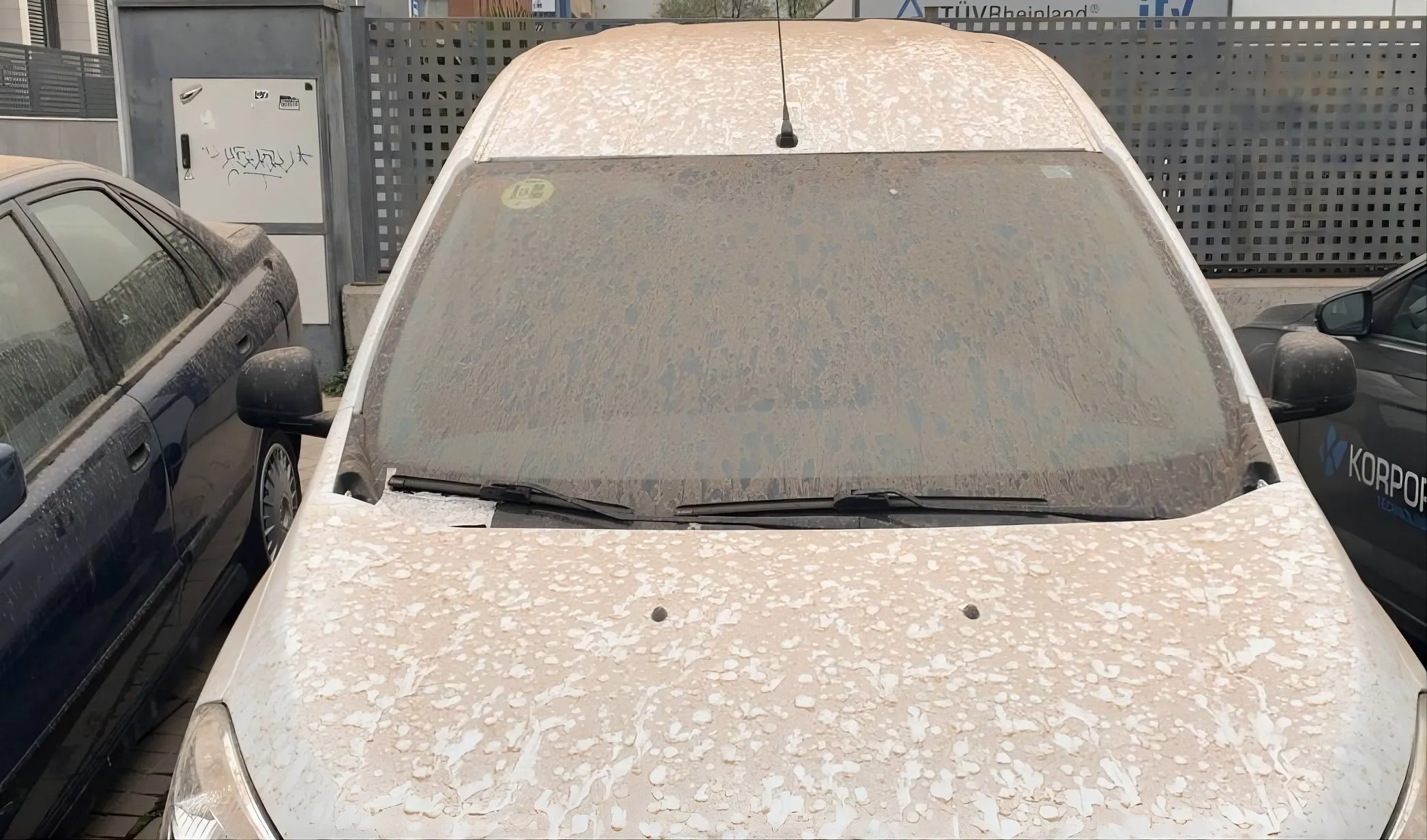 Los coches llenos de polvo sahariano son una tónica en los días de calima Los coches llenos de polvo sahariano son una tónica en los días de calima