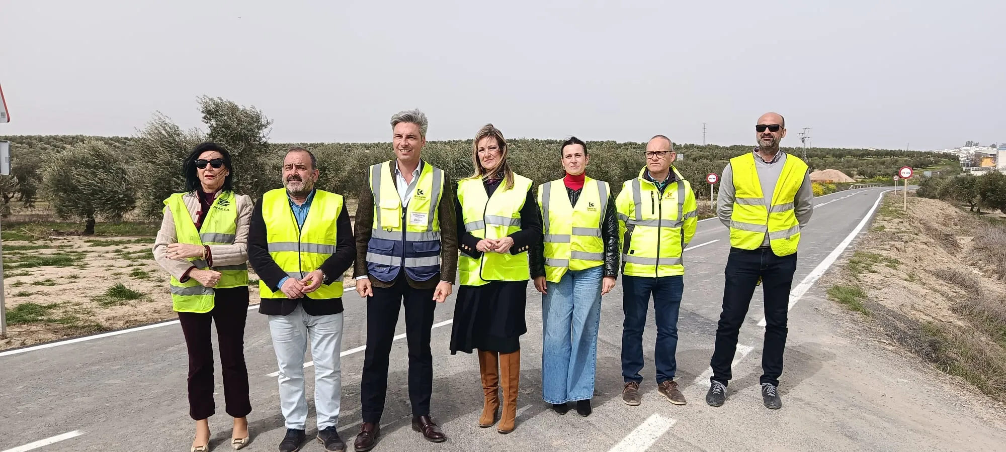 Autoridades provinciales y municipales, junto a representantes técnicos, durante la visita institucional a la carretera CO-4200 tras la finalización de las obras de mejora ejecutadas por la Diputación de Córdoba entre Bujalance y Valenzuela. Autoridades provinciales y municipales, junto a representantes técnicos, durante la visita institucional a la carretera CO-4200 tras la finalización de las obras de mejora ejecutadas por la Diputación de Córdoba entre Bujalance y Valenzuela.