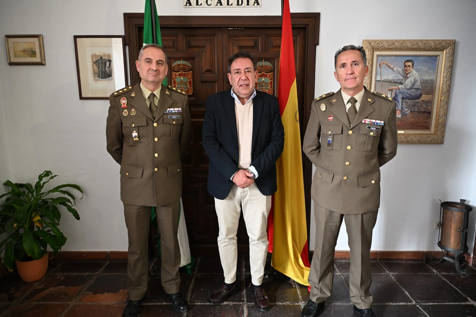 El subdelegado de Defensa en Córdoba, José María Ortega, y el teniente coronel Alberto Gimeno junto al alcalde de Villa del Río, Jesús Morales Molina, durante la visita institucional al Ayuntamiento. El subdelegado de Defensa en Córdoba, José María Ortega, y el teniente coronel Alberto Gimeno junto al alcalde de Villa del Río, Jesús Morales Molina, durante la visita institucional al Ayuntamiento.