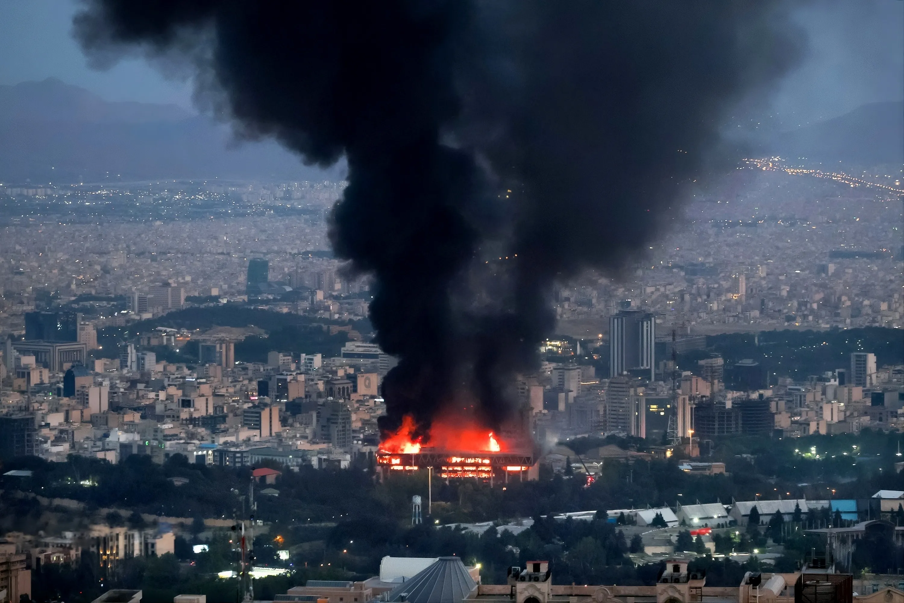 Columna de humo se eleva tras un bombardeo en Teherán, capital de Irán, en el marco de la escalada militar entre Irán, Estados Unidos e Israel. Foto: Avash Media Columna de humo se eleva tras un bombardeo en Teherán, capital de Irán, en el marco de la escalada militar entre Irán, Estados Unidos e Israel. Foto: Avash Media
