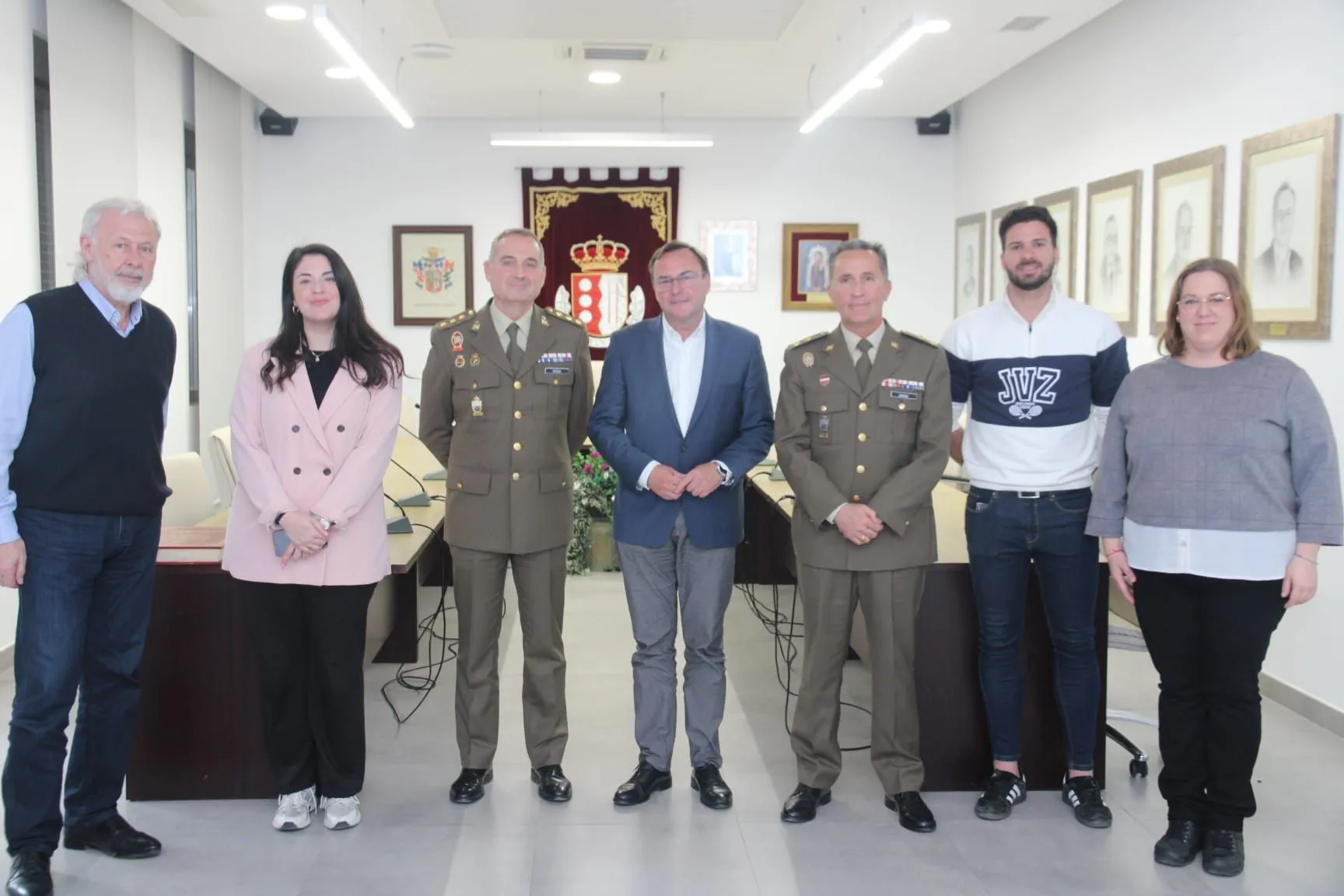 El alcalde de Villafranca de Córdoba, el subdelegado de Defensa en Córdoba, José María Ortega Olmedo, y otros representantes municipales y de la Subdelegación, durante la reunión de trabajo celebrada en el Ayuntamiento.