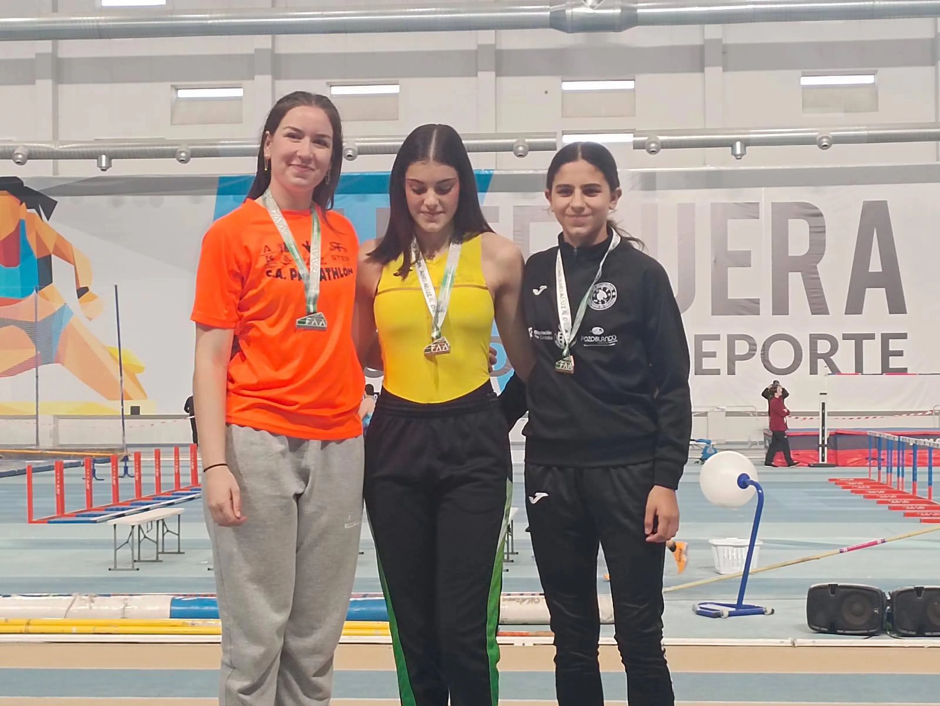 Daniela Román, a la derecha, bronce en salto con pértiga en el andaluz sub 20 de atletismo
