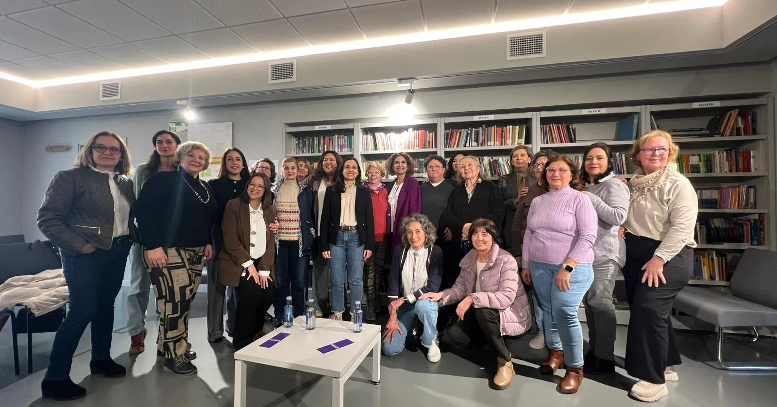 Representantes de la Federación de Asociaciones de Mujeres del Alto Guadalquivir, junto a María Jesús Montero, durante el encuentro celebrado en Montoro.