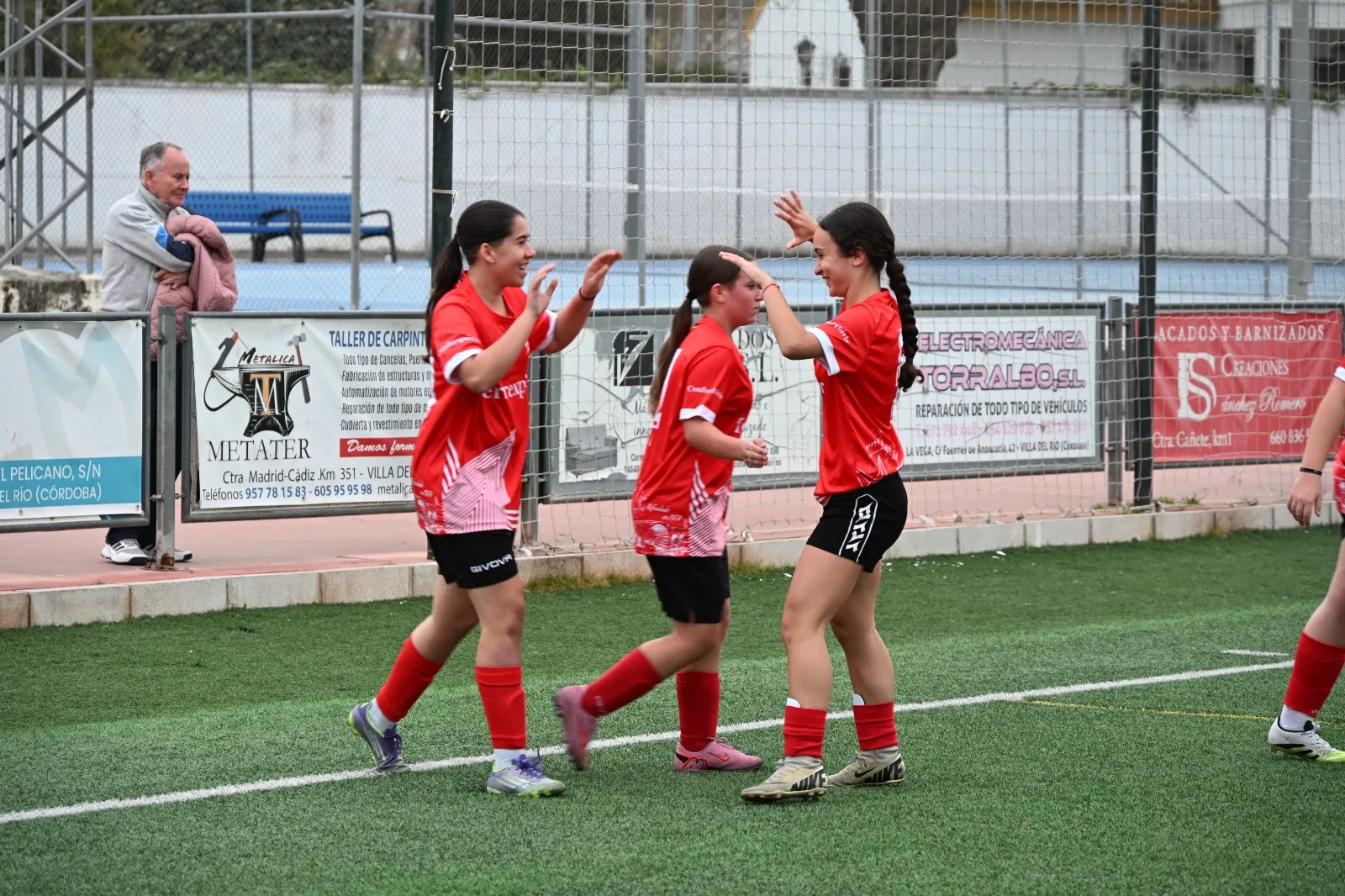 África y Paula del Villa del Río Cadete celebrando el primer gol del equipo. Foto: Lucía Molleja.