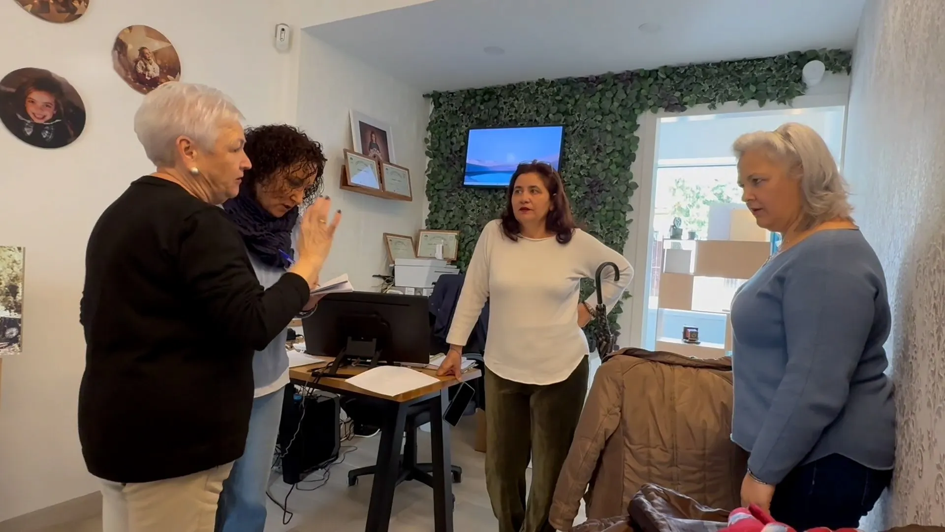 Un grupo de vecinas de Adamuz participa en las sesiones del proyecto fotográfico “Mujeres Adamuceñas”, en el que serán retratadas para la exposición organizada con motivo del Día Internacional de la Mujer.