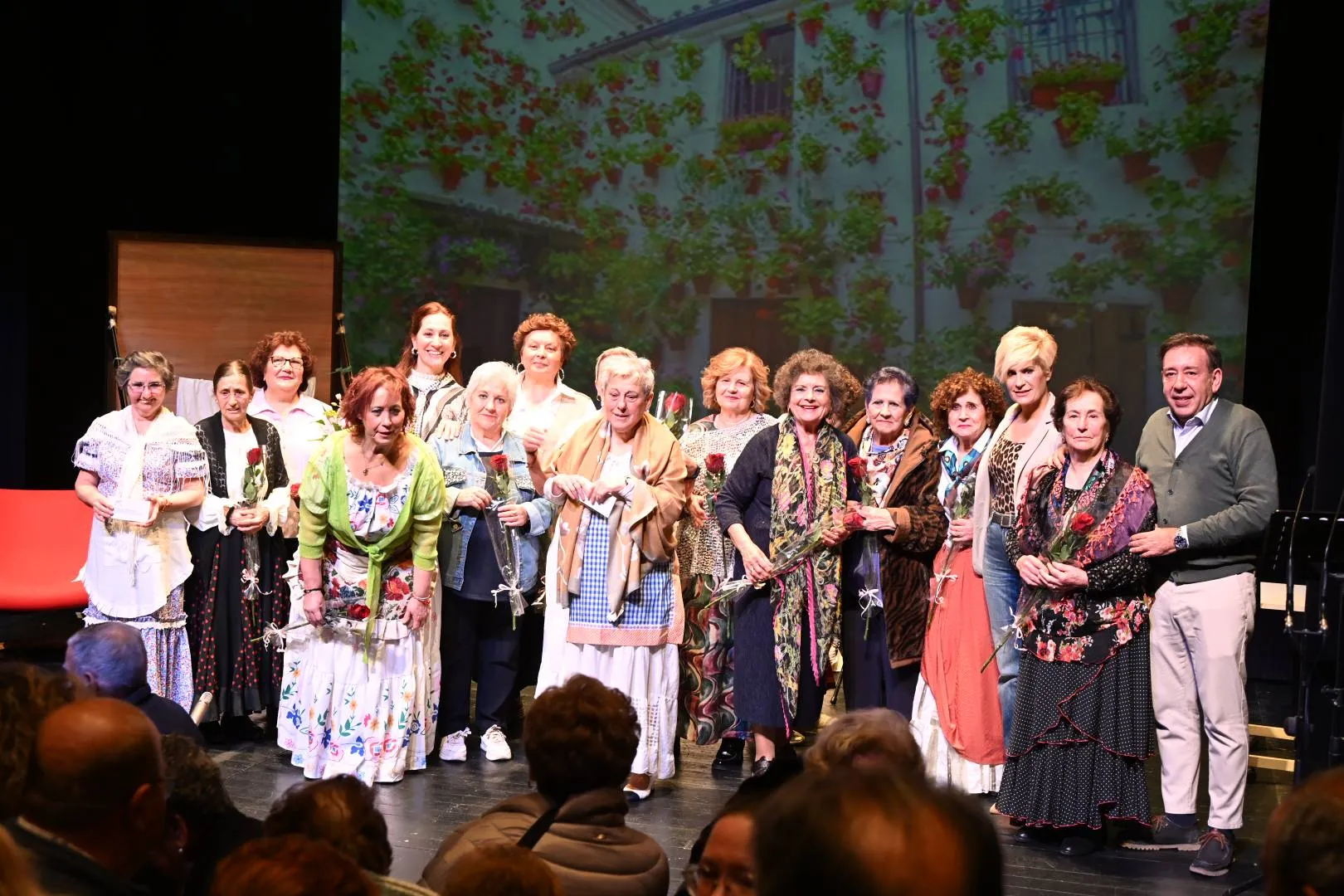 Integrantes del grupo Mujeres Aldeanas tras la representación de “Voces. Historias de mujeres. Relatos de vida” en el Teatro Municipal Olimpia.