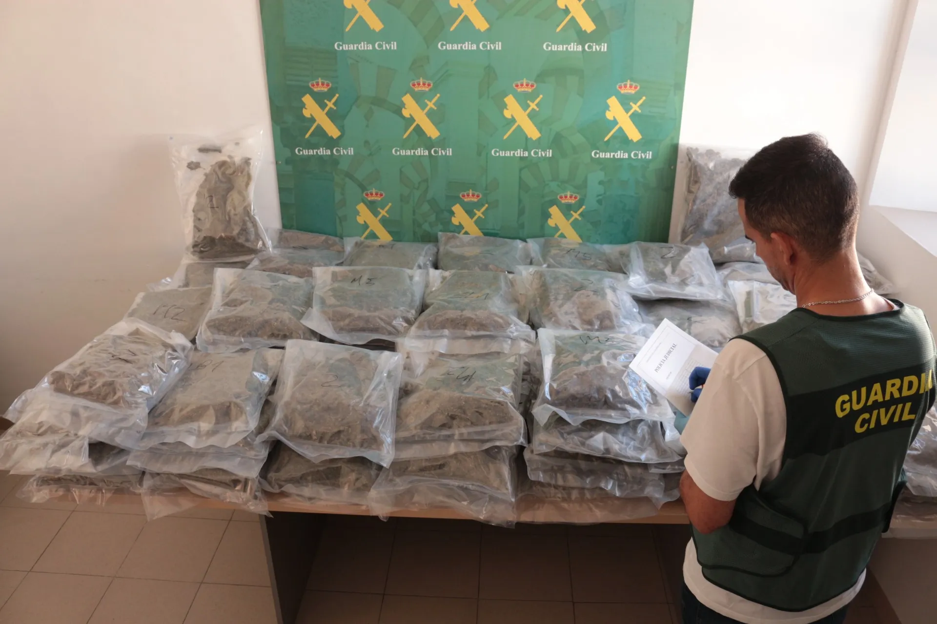 Incautación de más de 100 kilos de marihuana por la Guardia Civil en la A-4 en Córdoba. Foto: Guardia Civil