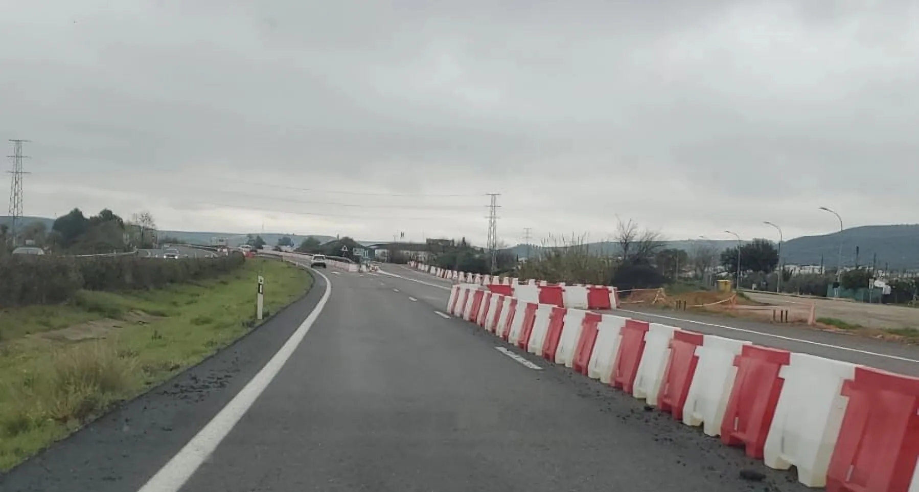 Acceso a Villa del Río desde la Autovía A-4 durante los trabajos de instalación de pantallas acústicas.