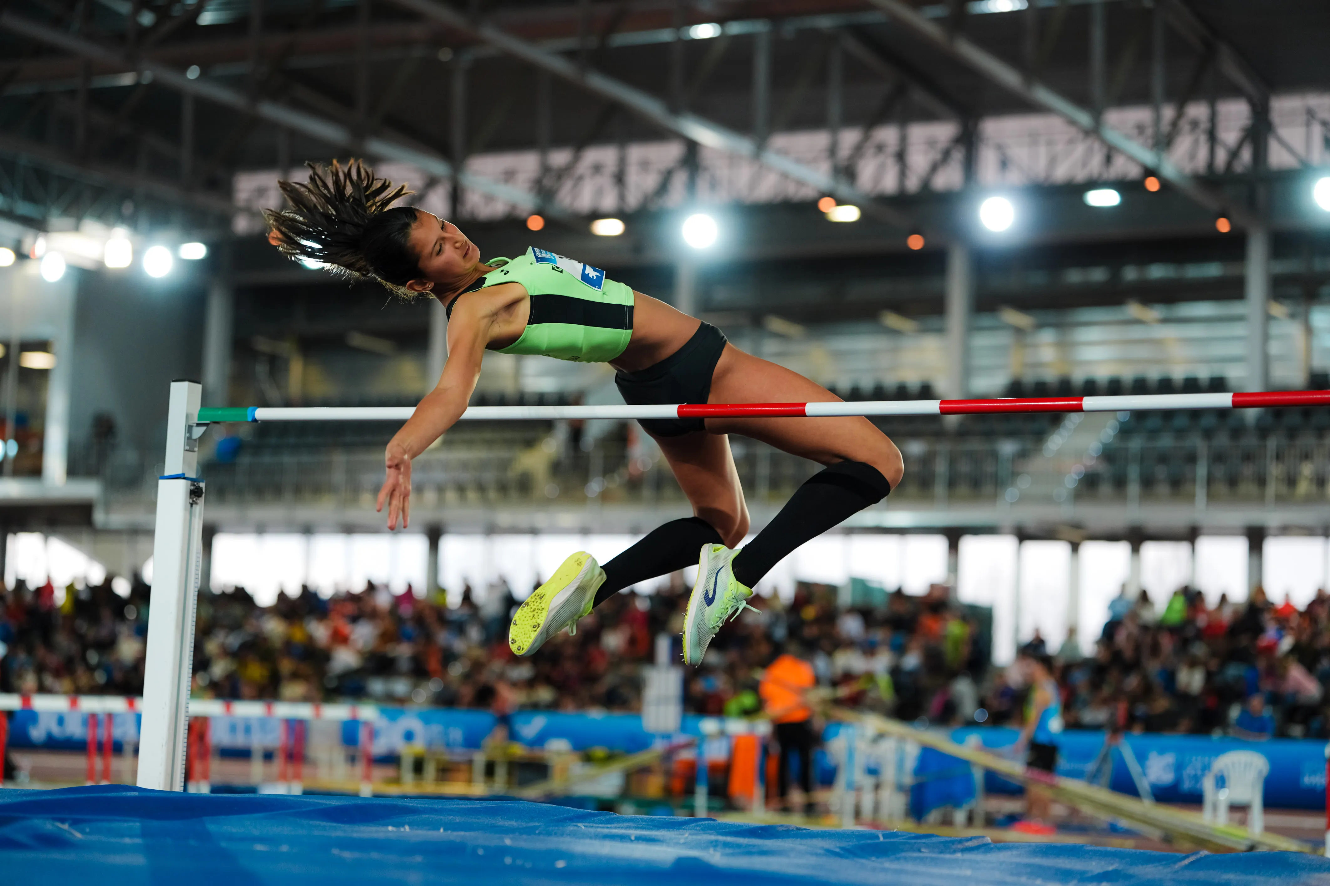Lucía Japón durante un salto en el campeonato de España. Foto: Marta Gil