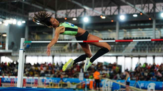 Lucía Japón durante un salto en el campeonato de España. Foto: Marta Gil