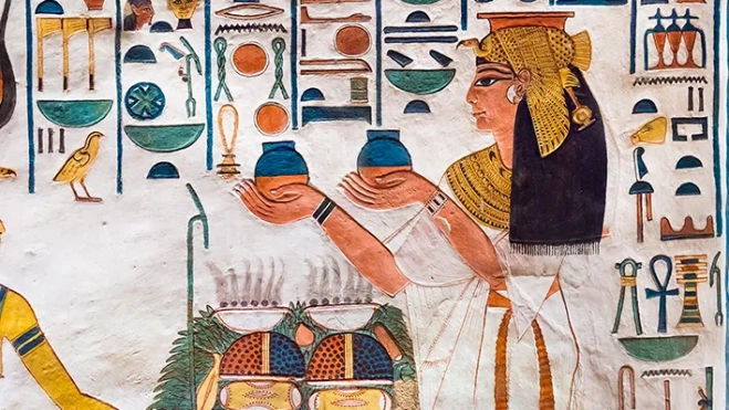 Ofrenda de la Diosa egipcia Nefertari y al fondo pebetes con incienso.