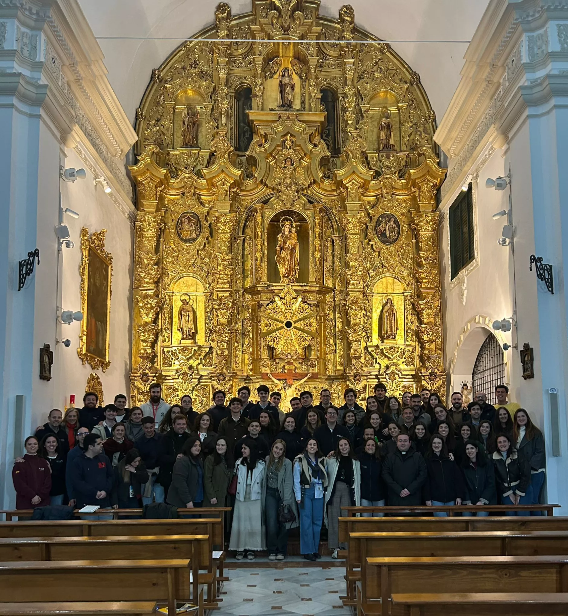 Los jóvenes que participaron en el encuentro, en el interior del convento de Bujalance