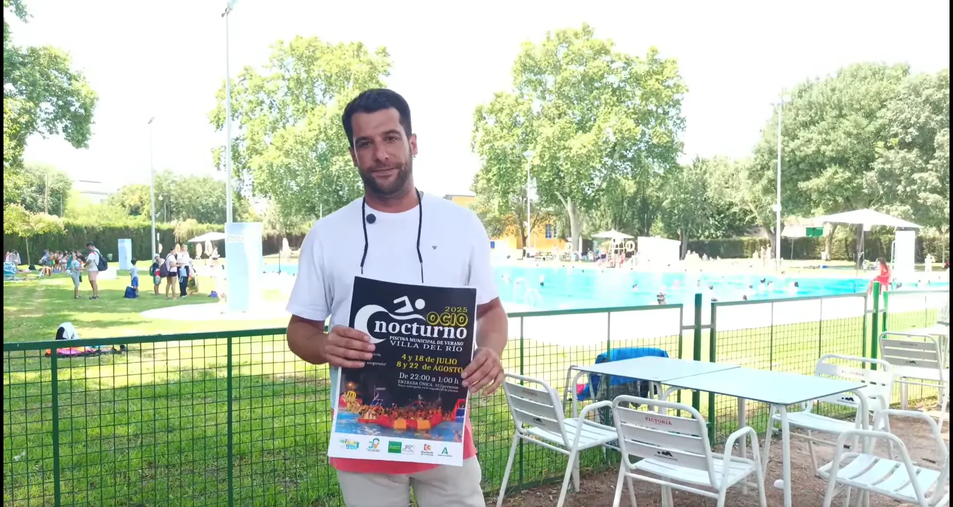 Juan Cortés, concejal de juventud, presenta las actividades nocturnas en la piscina. Foto: Ayuntamiento de Villa del Río