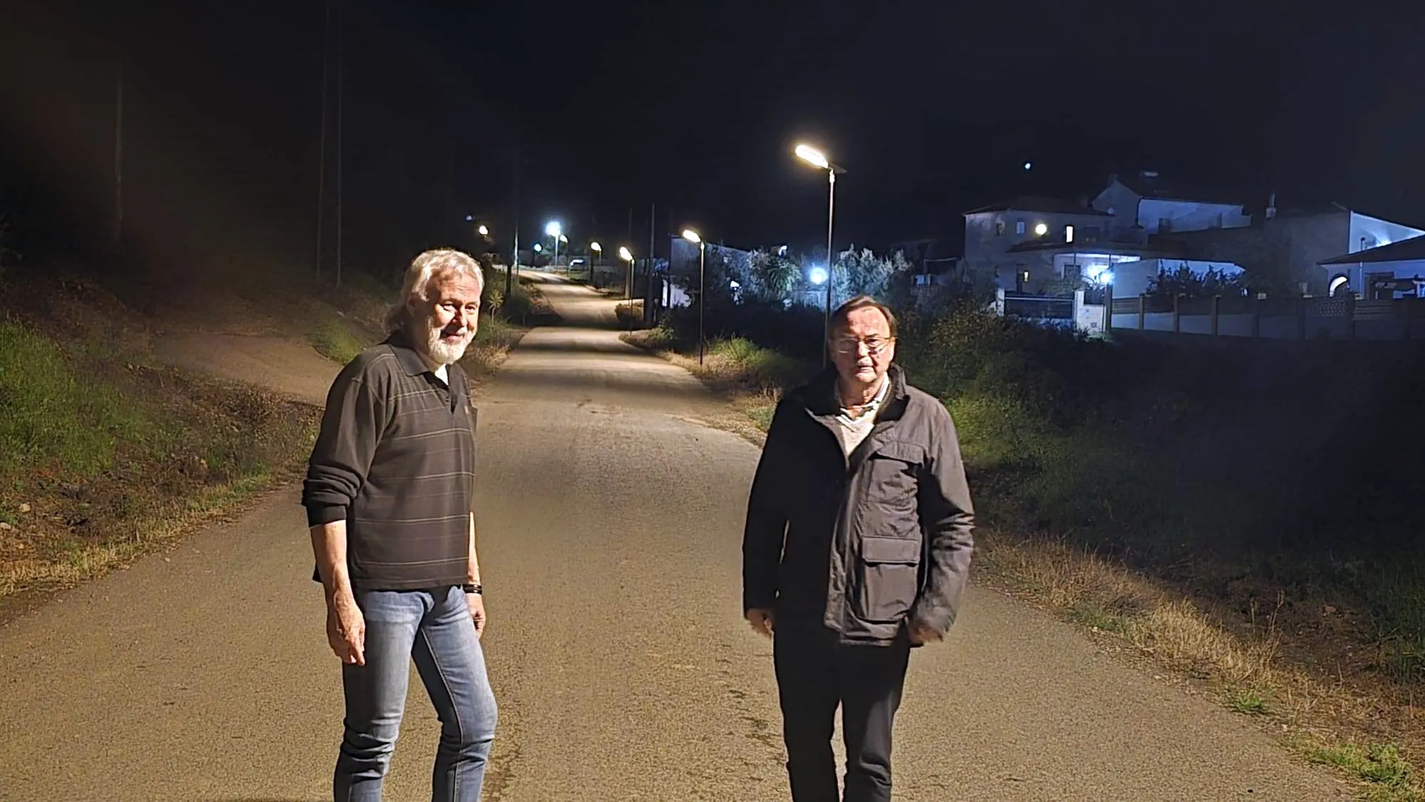 Francisco Palomares Sánchez, alcalde de Villafranca de Córdoba, junto a Genaro Garrido López, concejal de obras, durante la visita al Camino de la Escalera tras la instalación de las nuevas farolas solares.