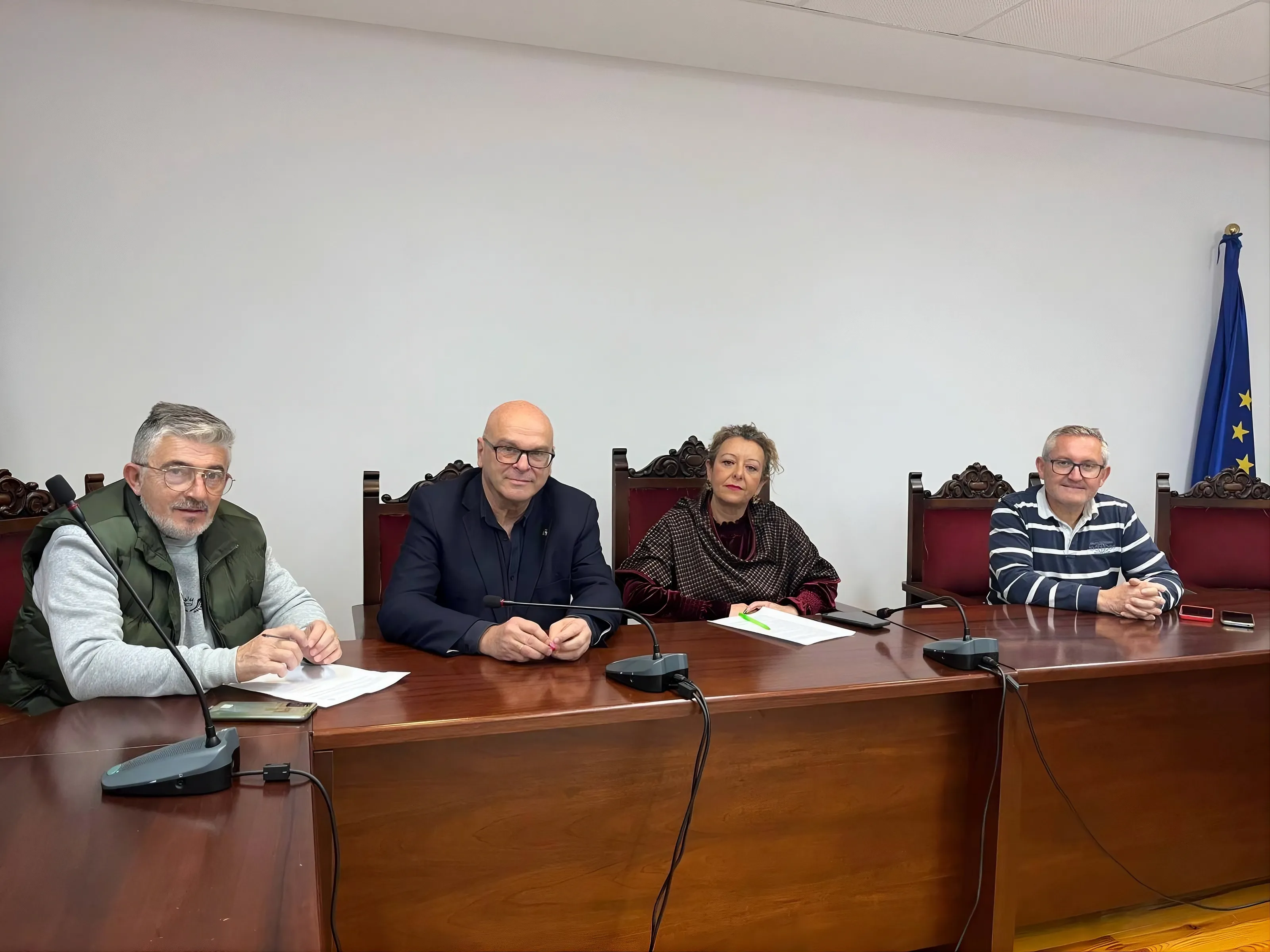 El subdelegado del Gobierno en Jaén, Manuel Fernández, informa a la alcaldesa de Lopera, Carmen Torres, sobre el paquete de ayudas por los daños de los temporales. Foto: Subdelegación del Gobierno en Jaén.