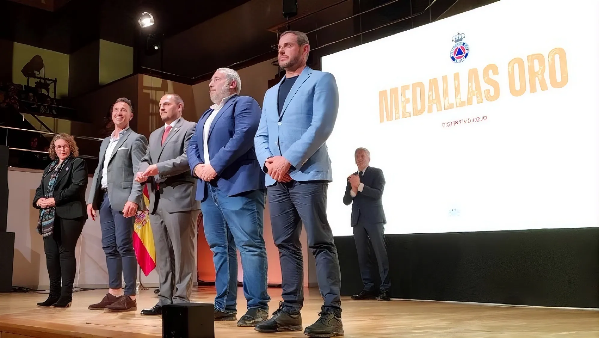 El alcalde del municipio, Rafael Moreno (en el centro de la fila), fue el encargado de recoger la distinción en nombre de todo el pueblo.