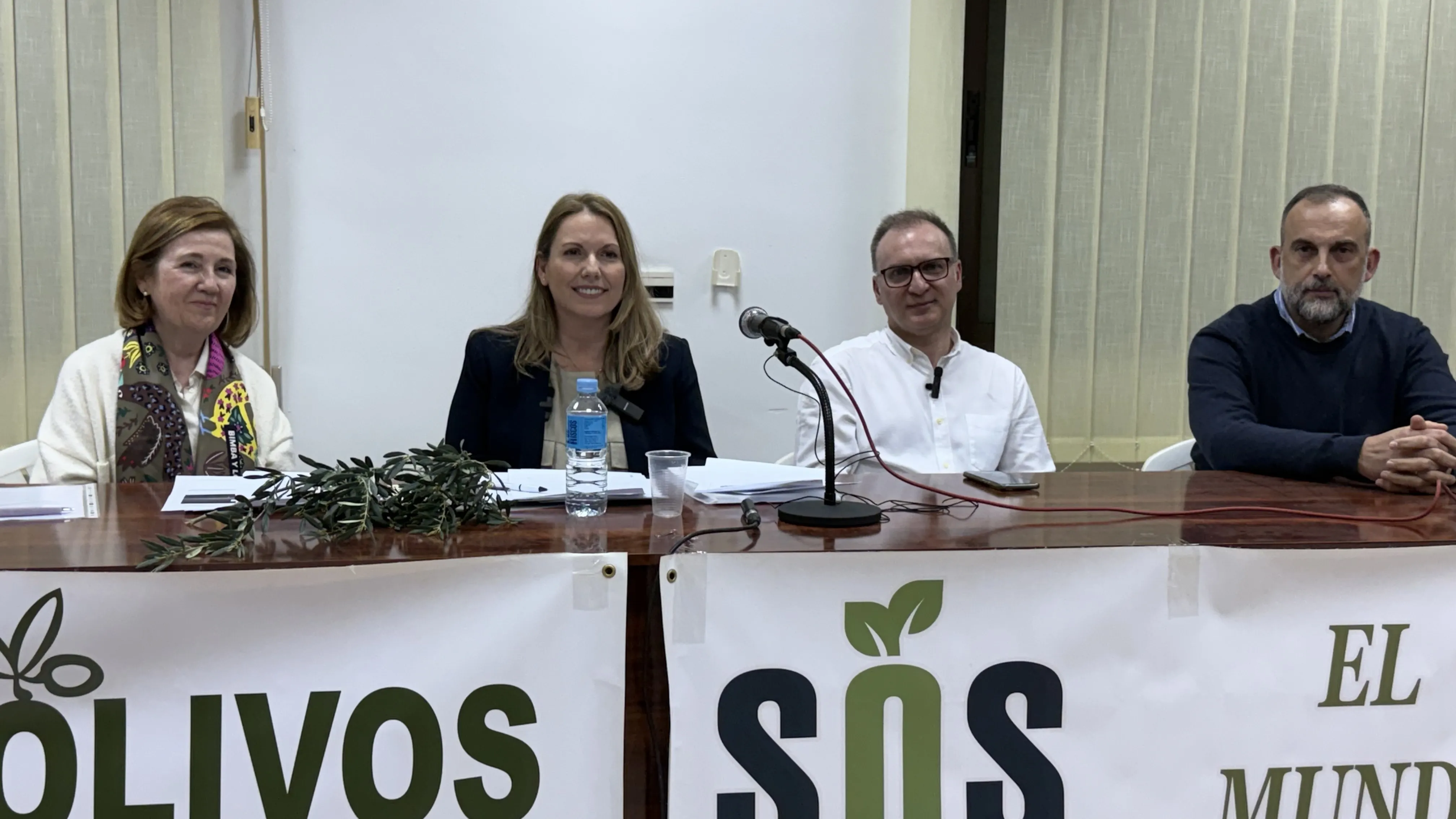Movilización ciudadana en Lopera: Rafael Alcalá (Plataforma Campiña Norte) y Natalia Corbalán (SOS Rural) durante la charla informativa ante los vecinos afectados.