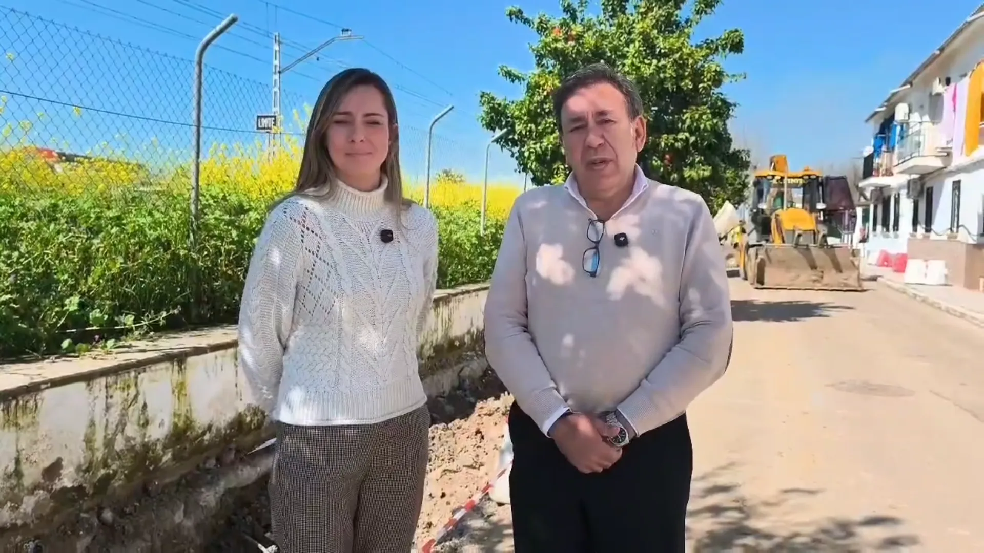El alcalde de Villa del Río, Jesús Morales Molina, y la concejala de Urbanismo, Almudena Mantilla Pérez, durante la presentación de las obras del programa PROFEA en la localidad.