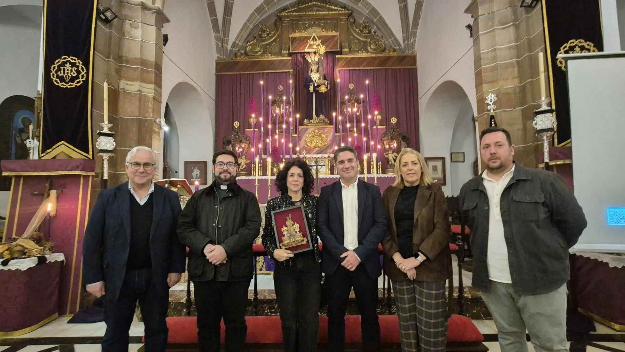 Ana Cáceres (centro de la imagen) protagonizó el pregón de la Semana Santa de Pedro Abad