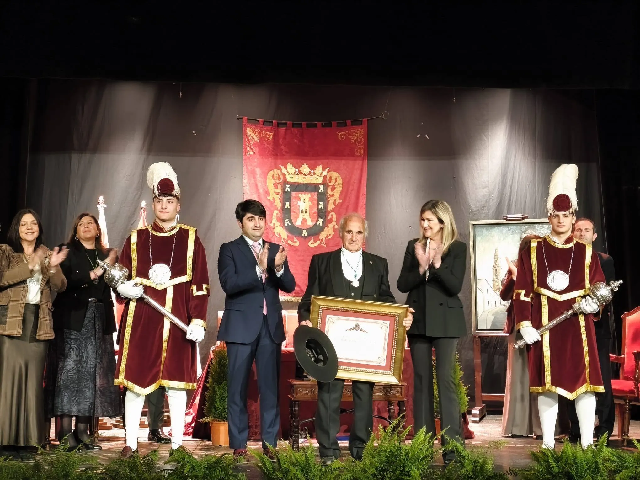 Agustín Castellano Martínez 'El Puri' recibe el título de hijo predilecto de Bujalance, en un pleno extraordinario celebrado en el Teatro Español. Foto: Andrés Ruiz