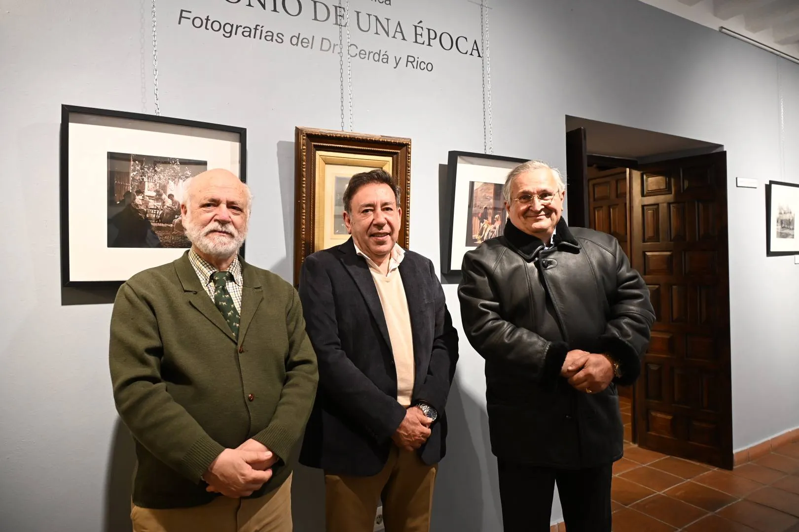 El alcalde de Villa del Río, Jesús Morales Molina, junto a miembros de la corporación municipal y representantes culturales durante la inauguración de la exposición “Testimonio de una época”, dedicada a Arturo Cerdá y Rico, en la Casa de las Cadenas.