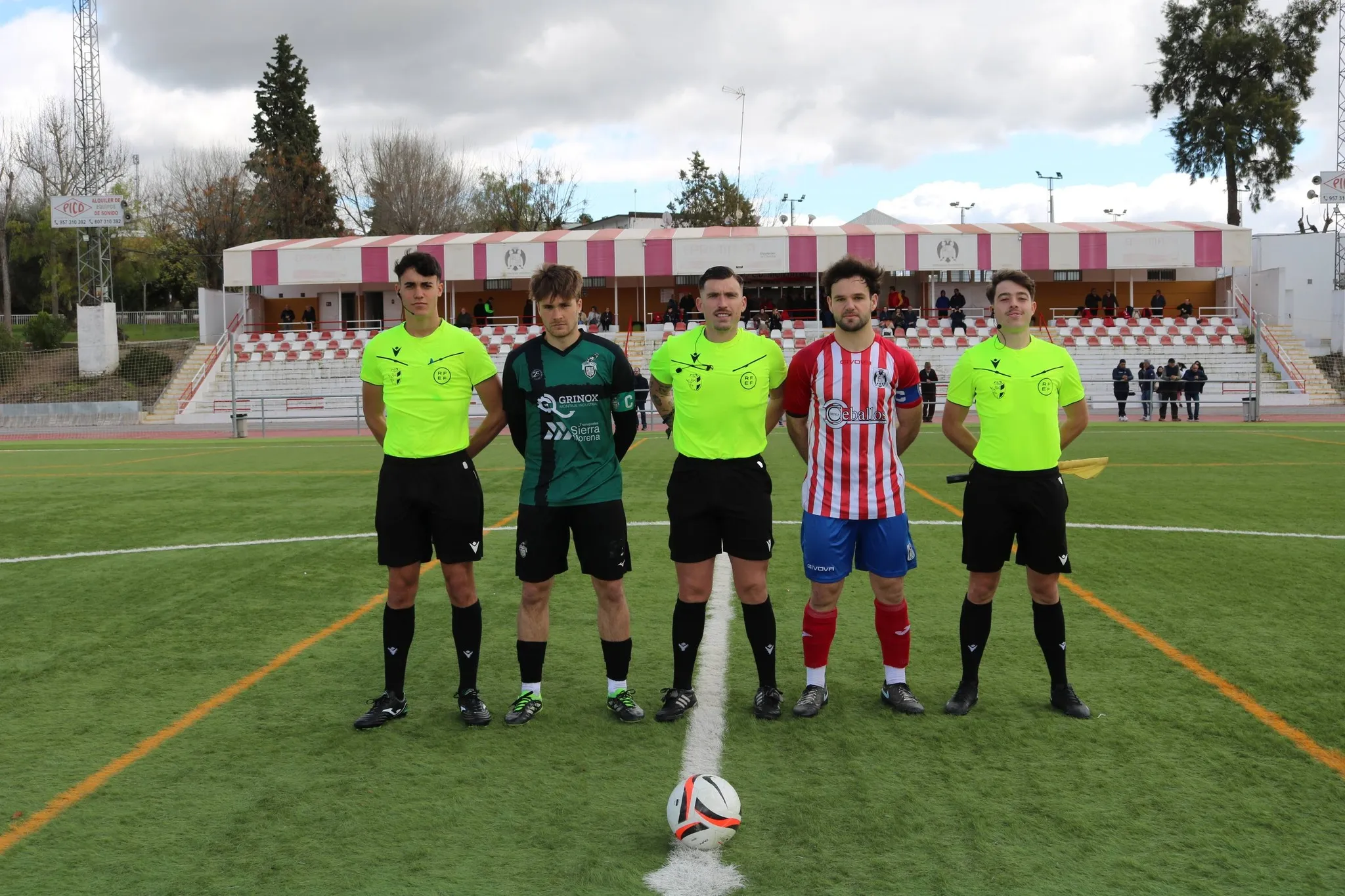 Capitanes del Montalbeño y Bujalance junto con el trío arbitral antes del comienzo del partido