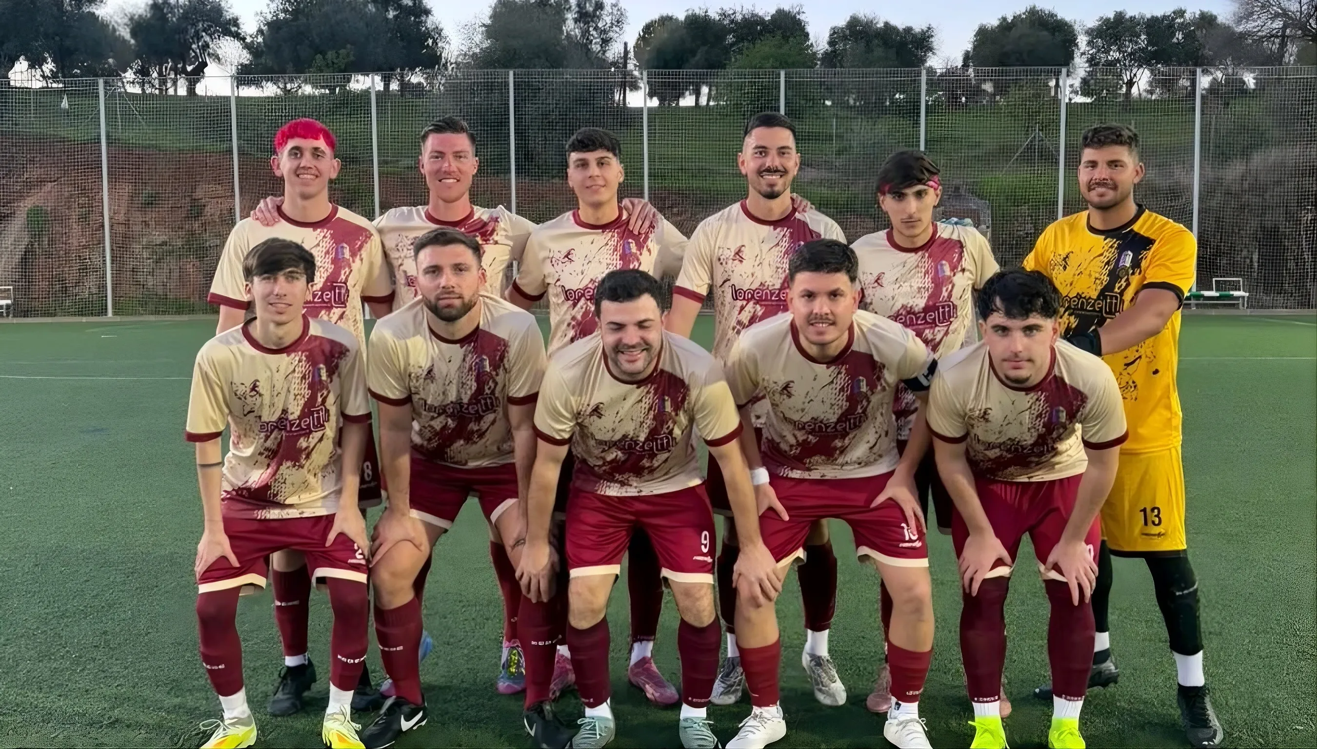 Formación inicial del Atco. Perabeño antes del partido ante el Palomera. Foto: Atco. Perabeño