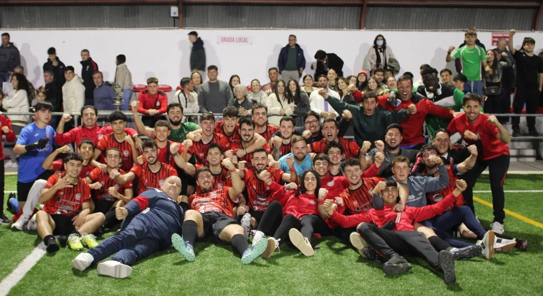 La celebración del Atlético Montoreño con su afición tras ganar el derbi ante el Avejoe