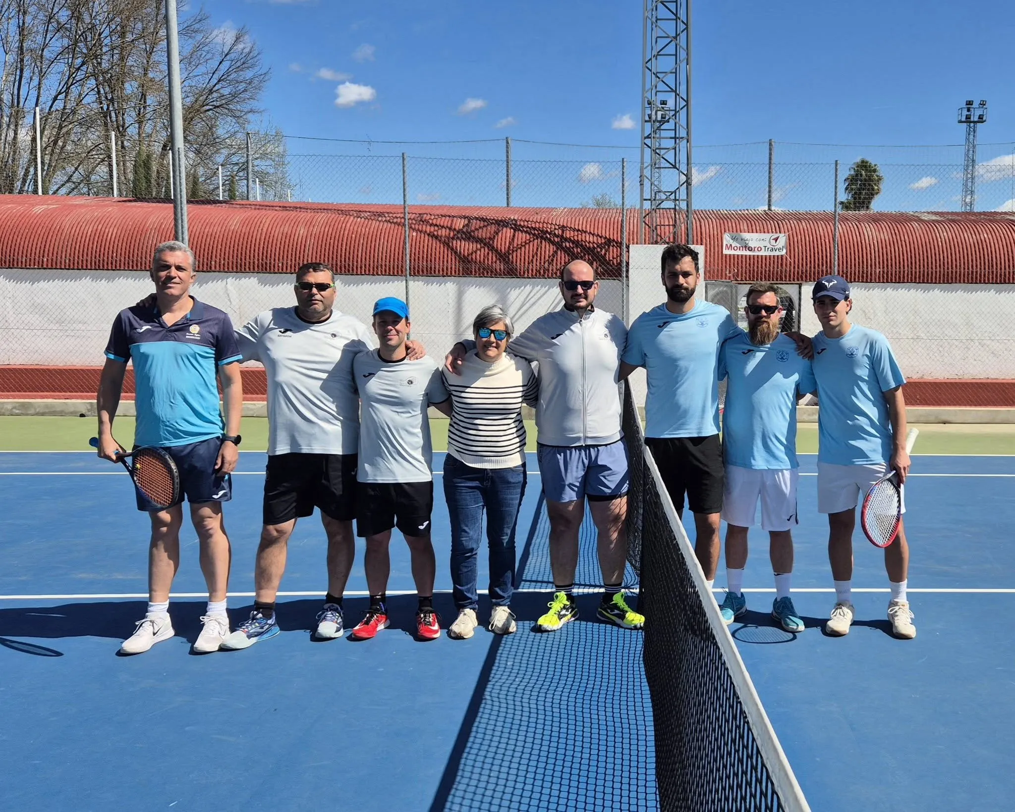 Formación de los equipos del Club Tenis Montoro y Club Tenis Algeciras antes del inicio de la eliminatoria