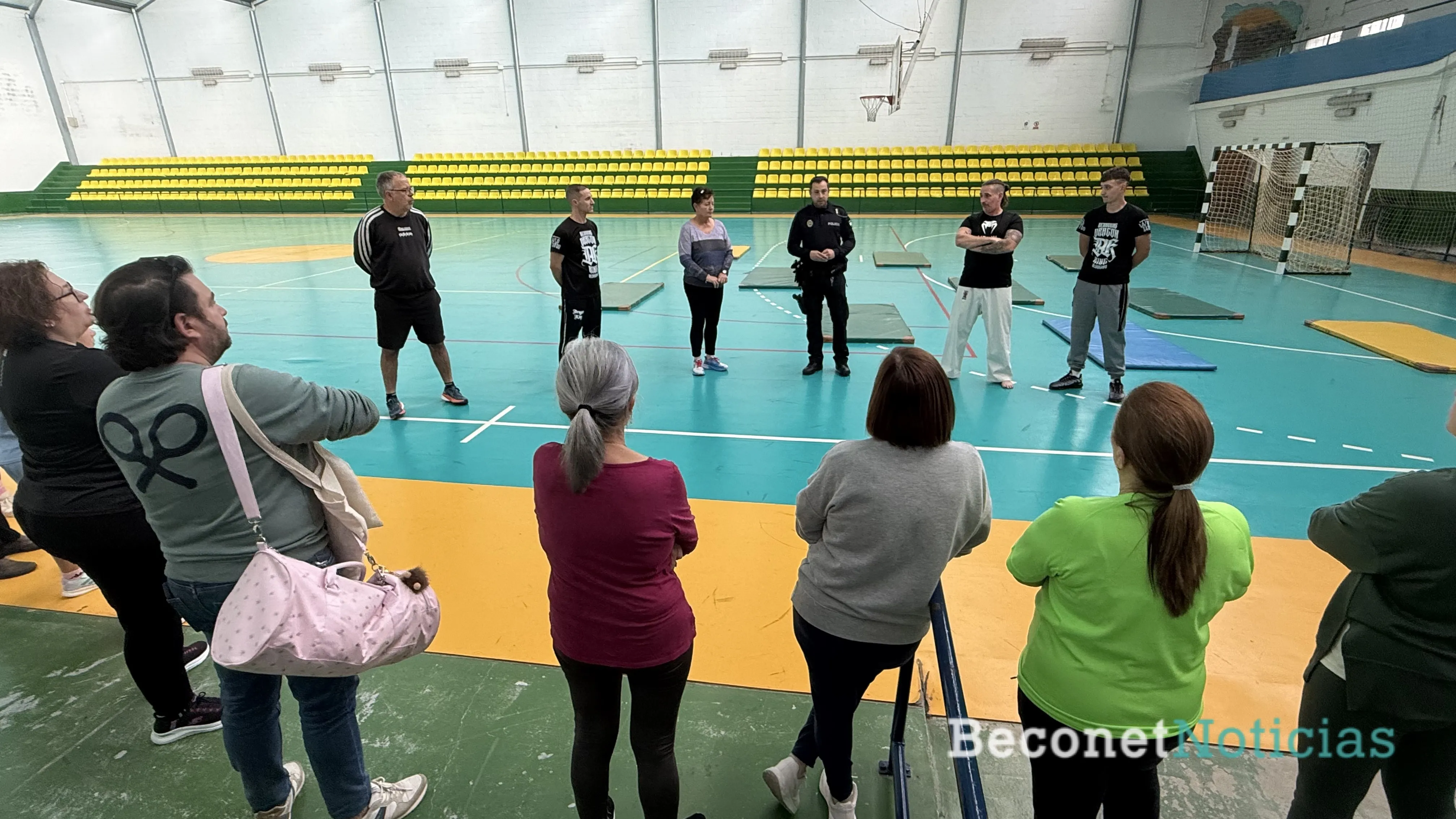 El Pabellón Municipal acogió la actividad impartida por Óscar Acevedo, con presencia de la concejal de Igualdad y la Policía Local.
