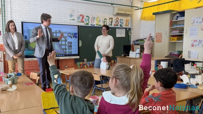 El delegado de educación visitó una de las aulas de infantil El delegado de educación visitó una de las aulas de infantil
