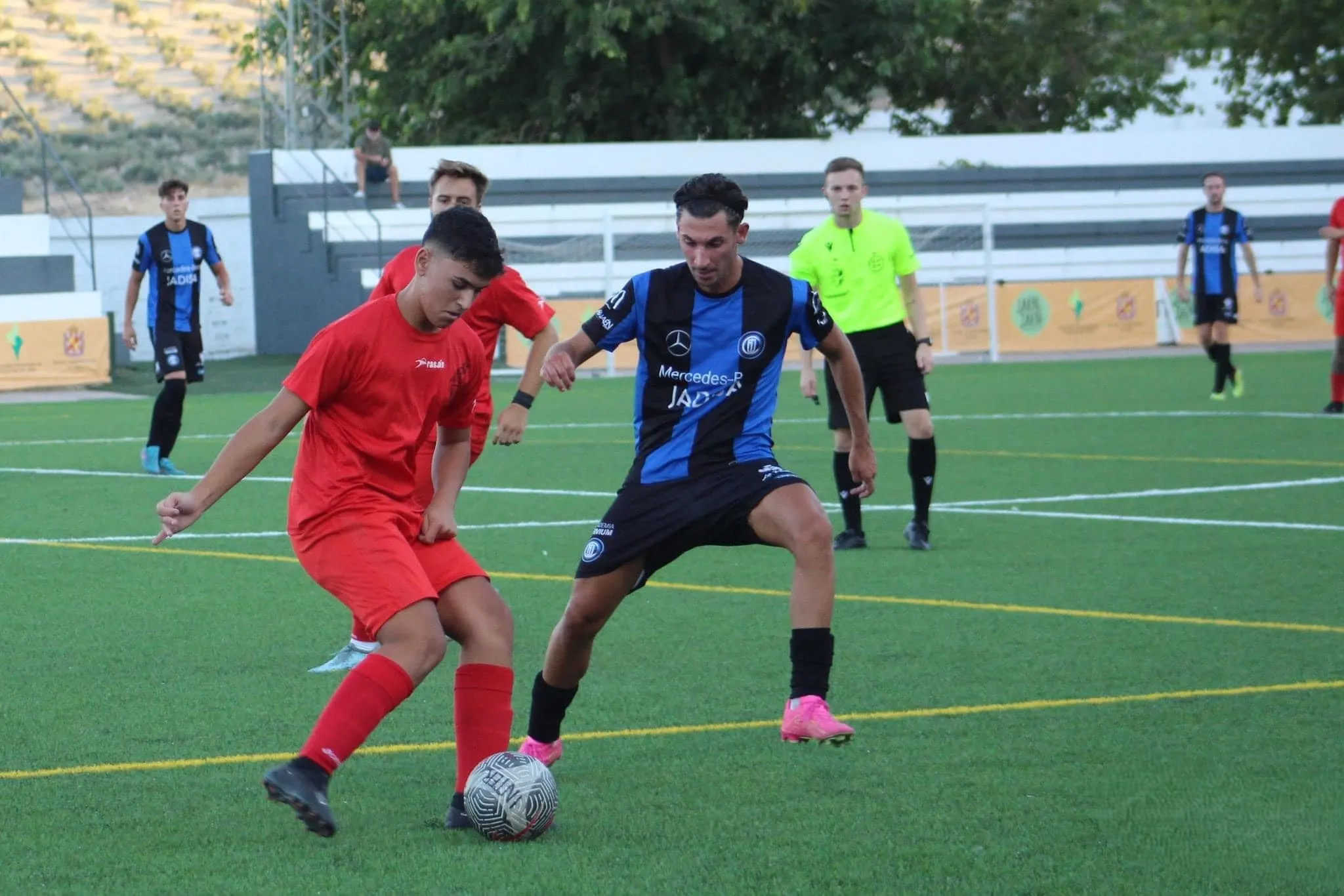 Fran Palomares, en una antigua etapa con la A.D. Bujalance F.B, disputando un amistoso. Foto: Fco José García