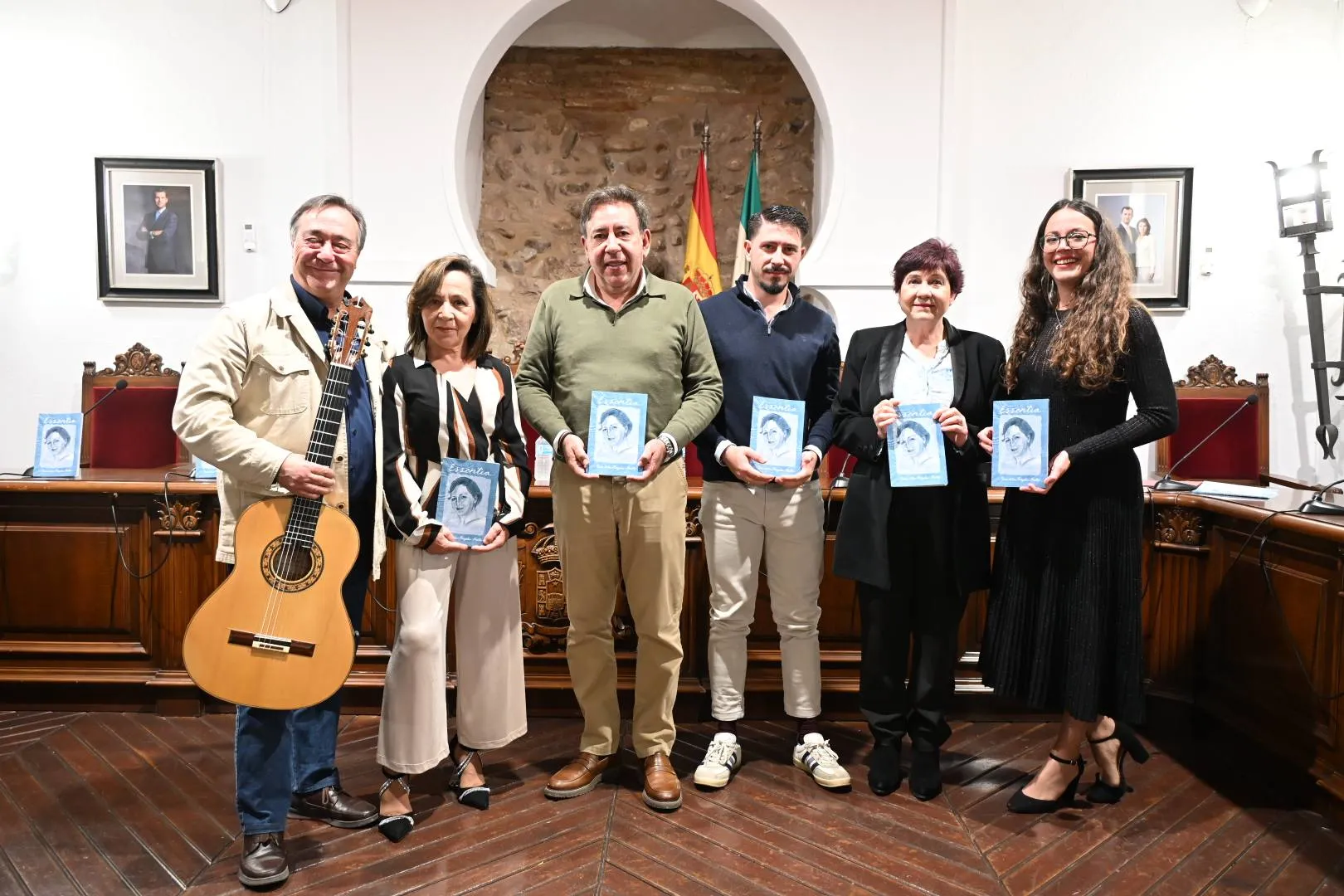 Villa del Río acoge la presentación del libro Essentia de María de los Ángeles Pinilla en un emotivo acto con recital poético y música
