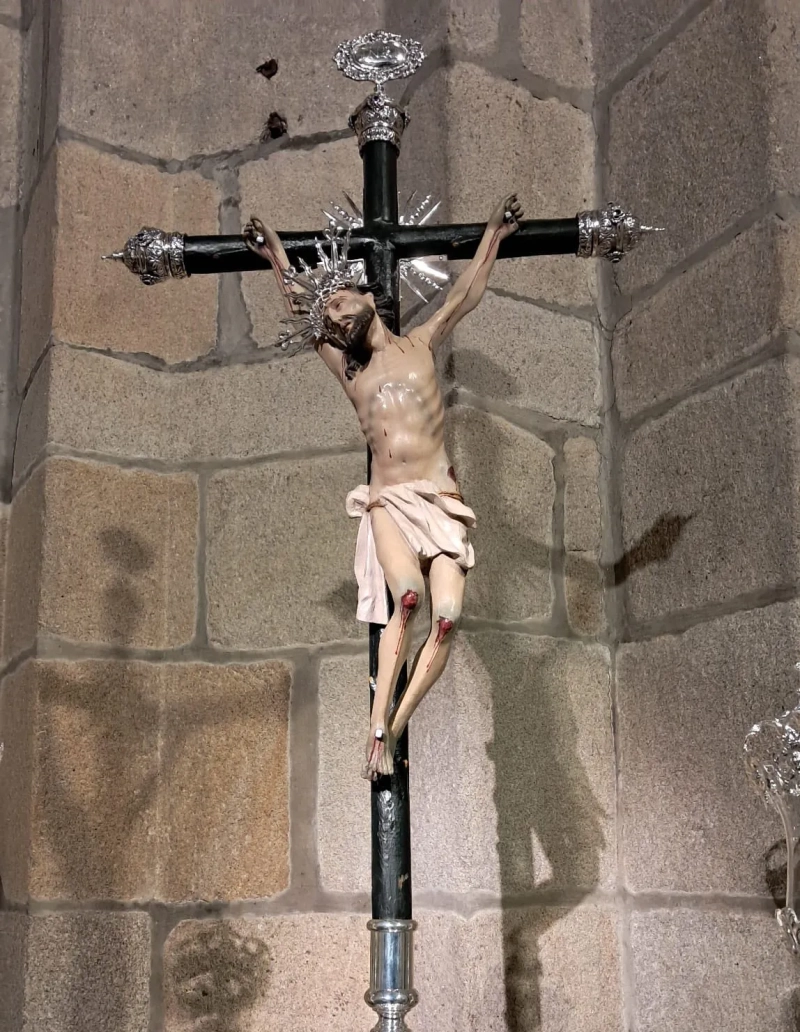 Detalle de la cruz y el cristo restaurados por el escultor villarrense para la cofradía gallega Detalle de la cruz y el cristo restaurados por el escultor villarrense para la cofradía gallega