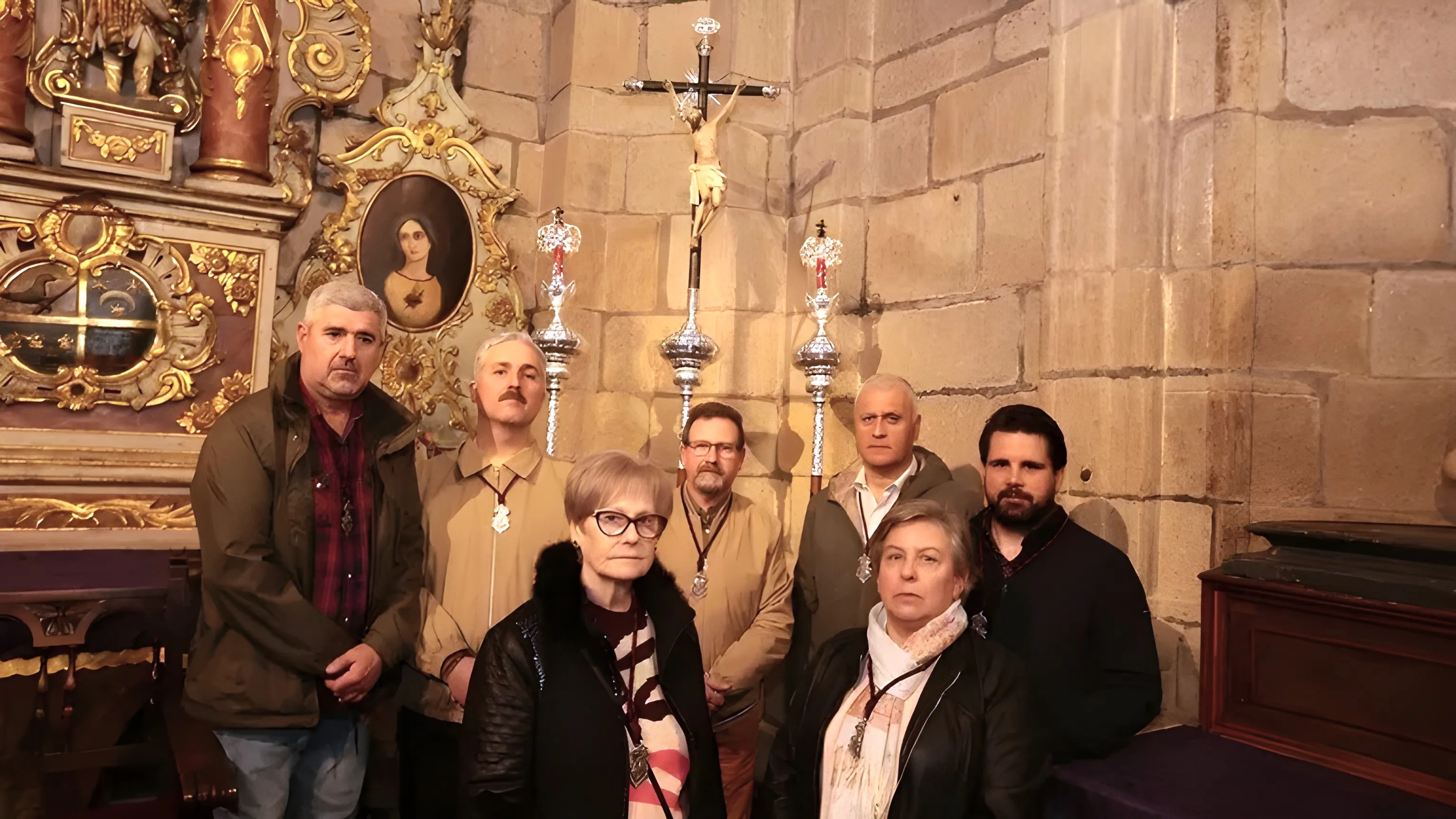 Directivos de la Cofradía da Misericordia posan en la capilla del Ecce Homo junto a la cruz procesional del siglo XVII restaurada por el escultor Sebastián Montes y los ciriales que encabezarán el tramo de la Virgen de la Clemencia en la procesión del Jueves Santo. Foto: Xaime Ramallal