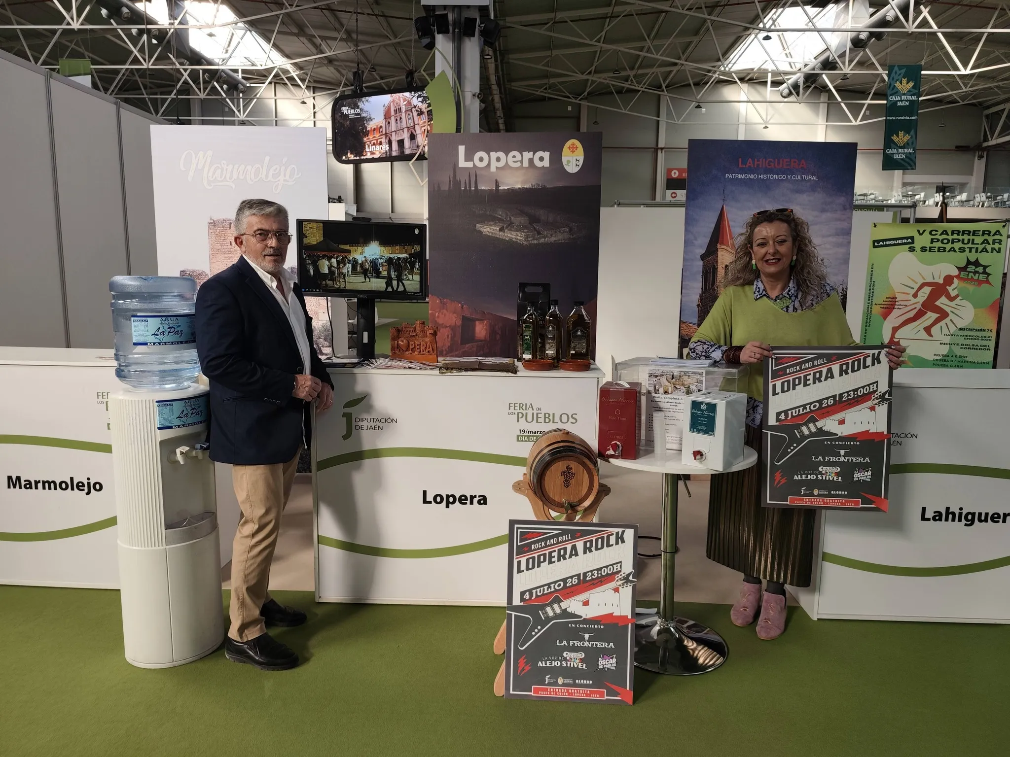 a alcaldesa de Lopera, Carmen Torres, y el teniente de alcalde, Manuel Ruiz Chiquero, en el stand de Lopera. Foto: Ayto. Lopera.