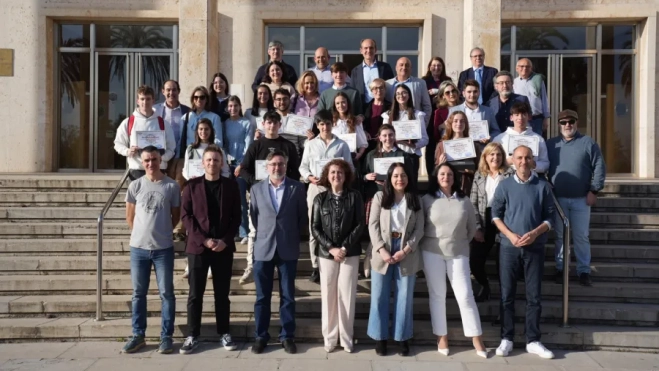 Foto de familia con autoridades y alumnado reconocido. Foto: UCO Foto de familia con autoridades y alumnado reconocido. Foto: UCO