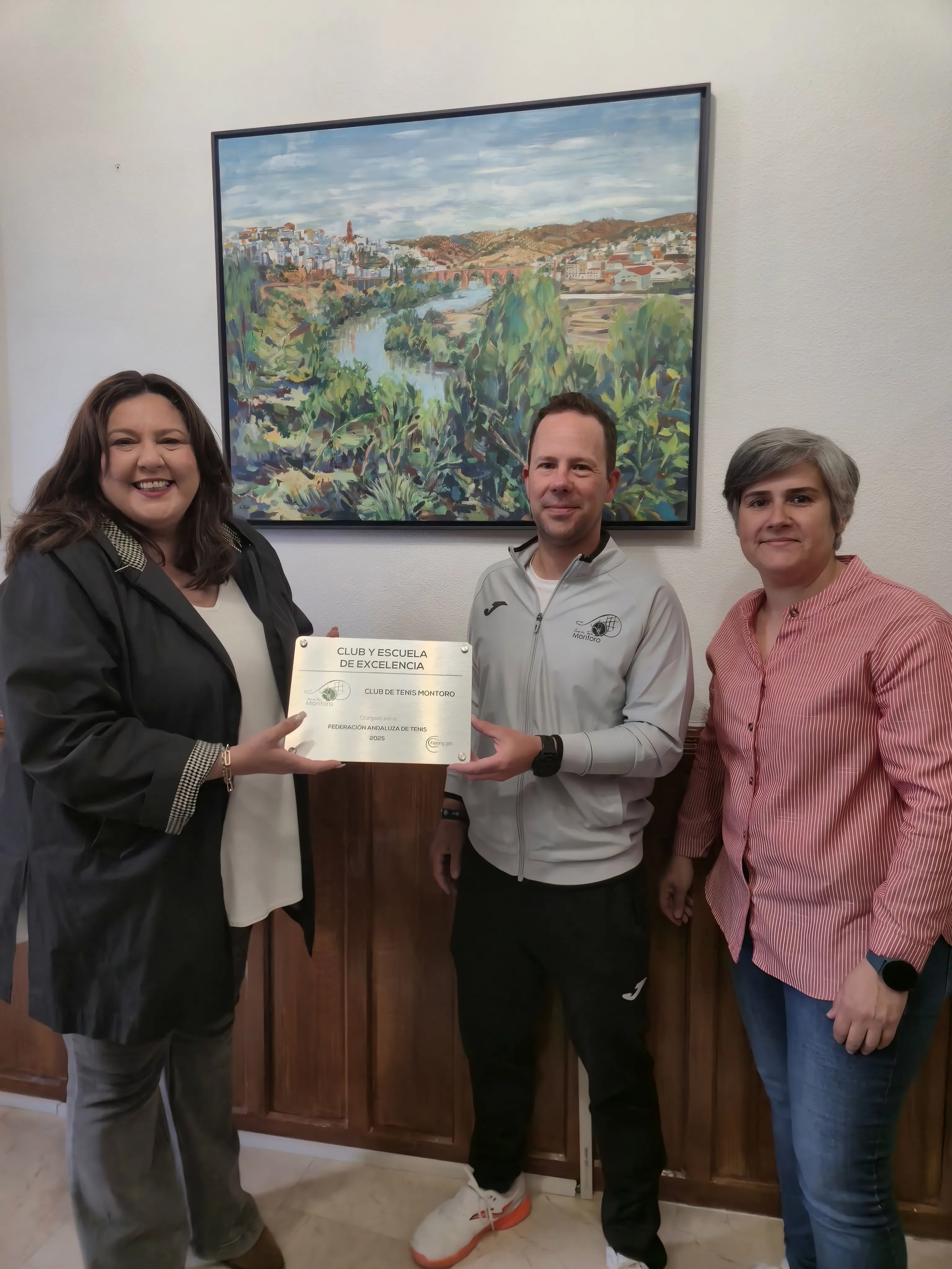 La alcaldesa de Montoro, Lola Amo, junto a la concejal de Deportes, Rosa Muñoz de León, felicitó personalmente a los responsables del club