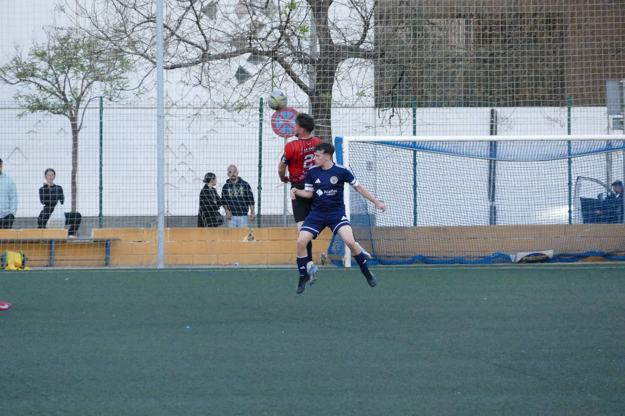 Lance de juego entre el Figueroa y el Atco. Montoreño. Foto: Rodrigo Albuera