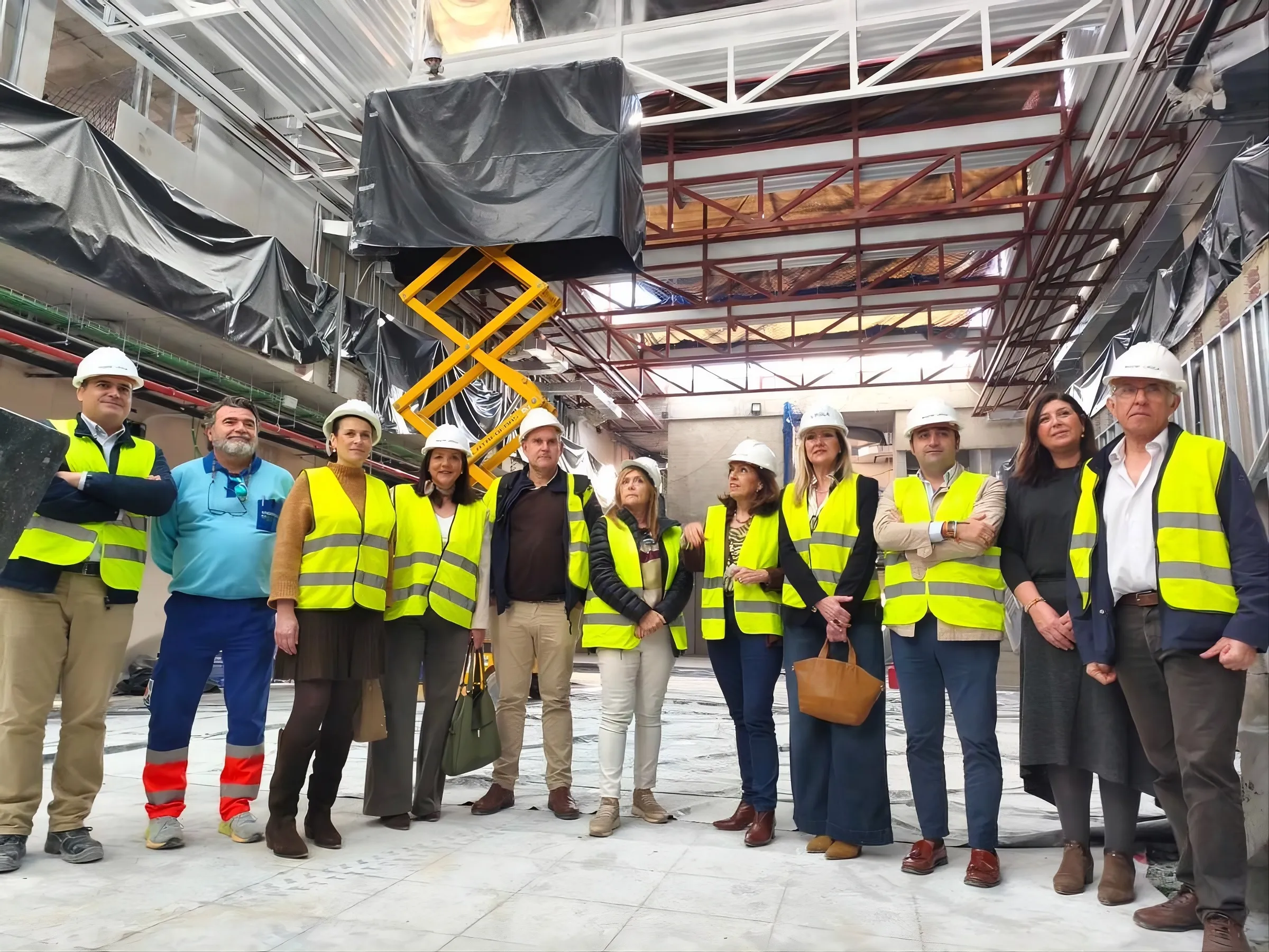 Las autoridades visitaron el interior del nuevo centro de salud de Bujalance. Foto: José Escamilla