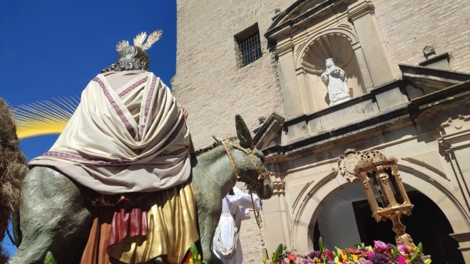 El Señor de los Reyes ante el Convento de los Carmelitas