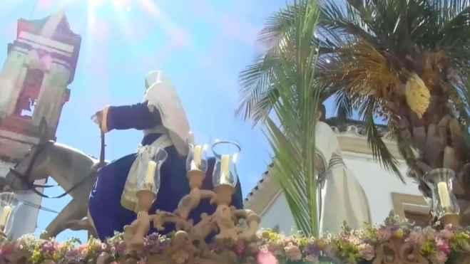 La Hdad. de los Blancos ante la Parroquia de la Asunción