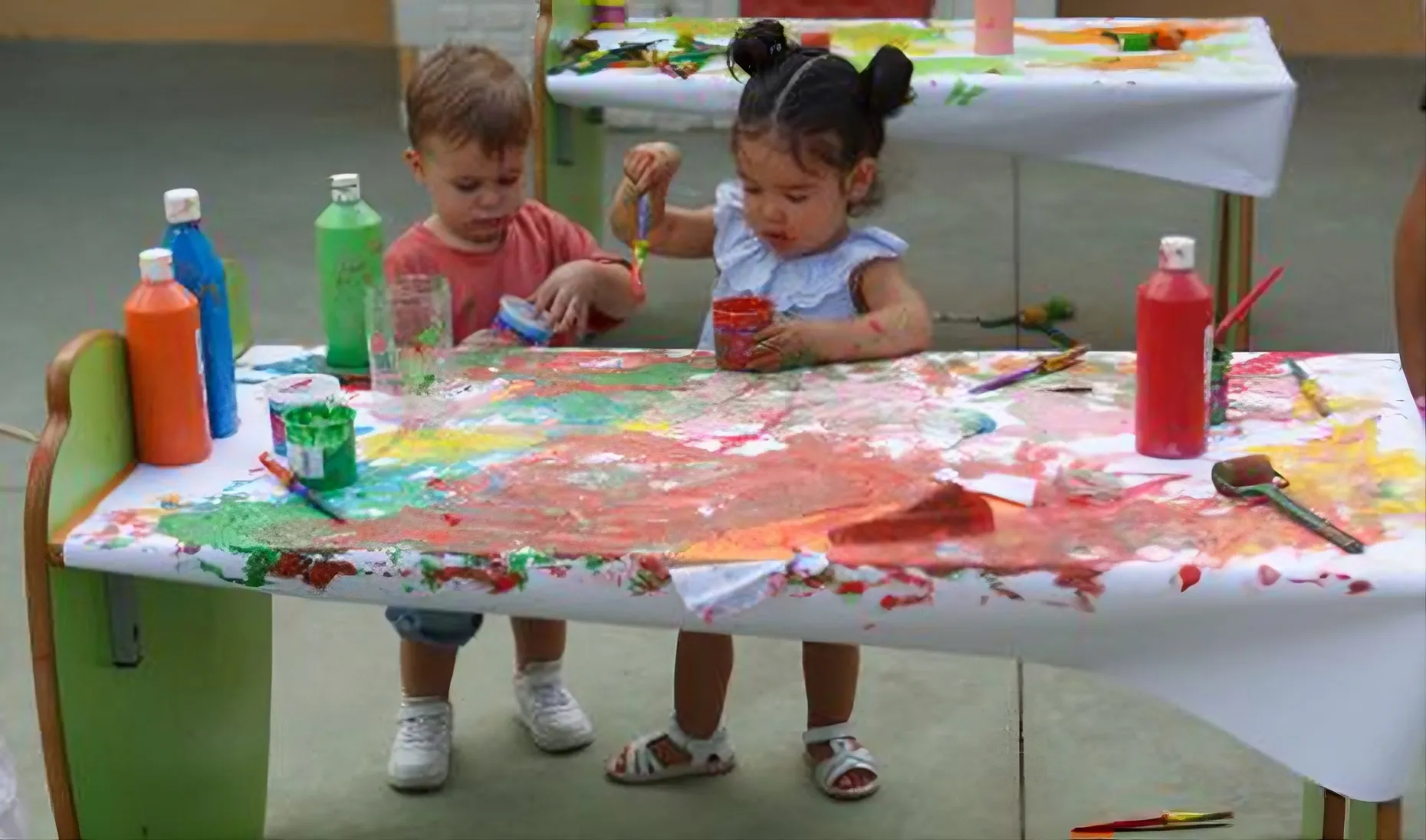 Dos menores del primer ciclo de Educación Infantil en su aula. Foto: Junta de Andalucía