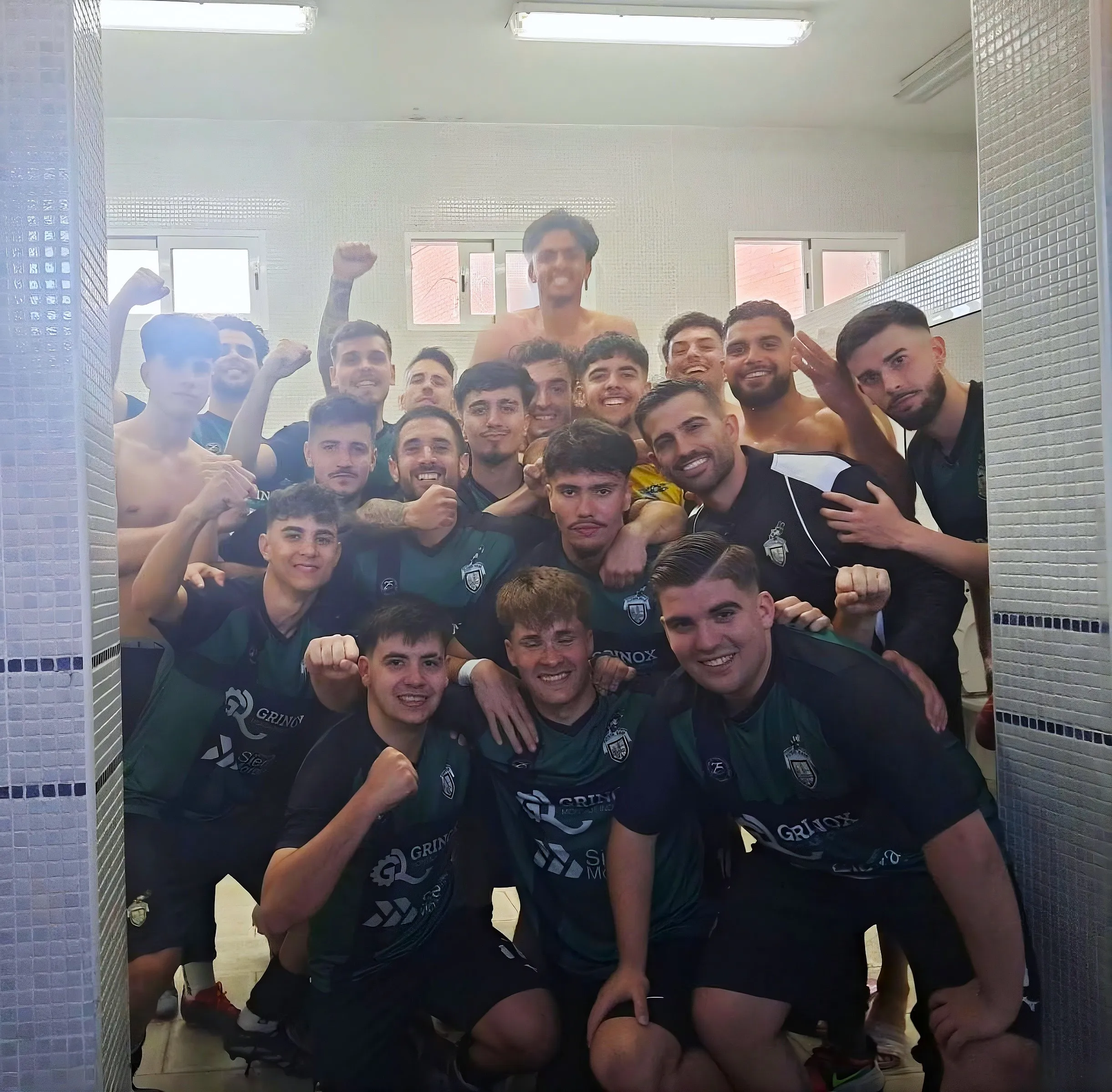 Celebración de la A.D.F.B. Bujalance tras su victoria ante el Peñarroya