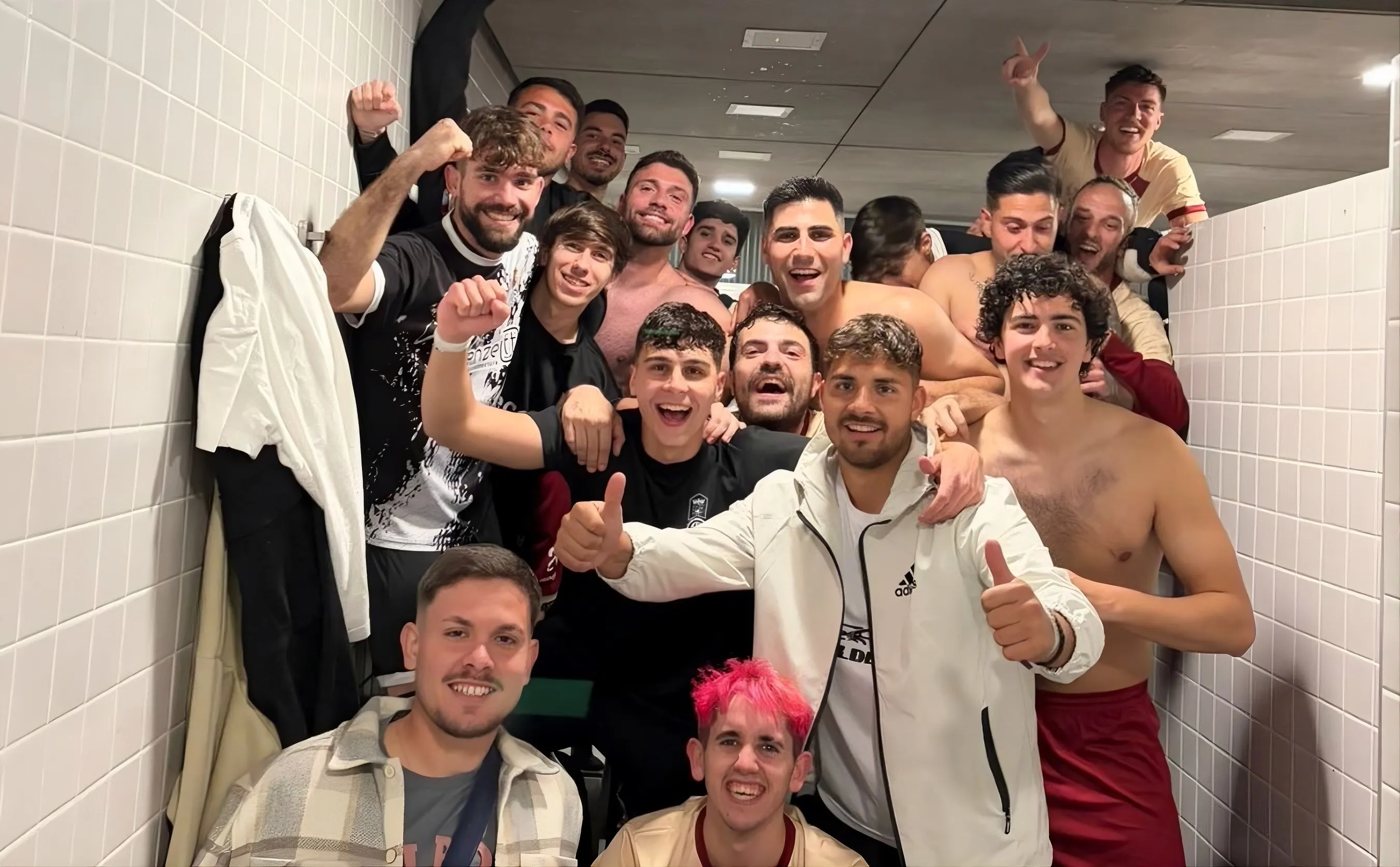 La celebración del At. Perabeño tras lograr el objetivo de la permanencia